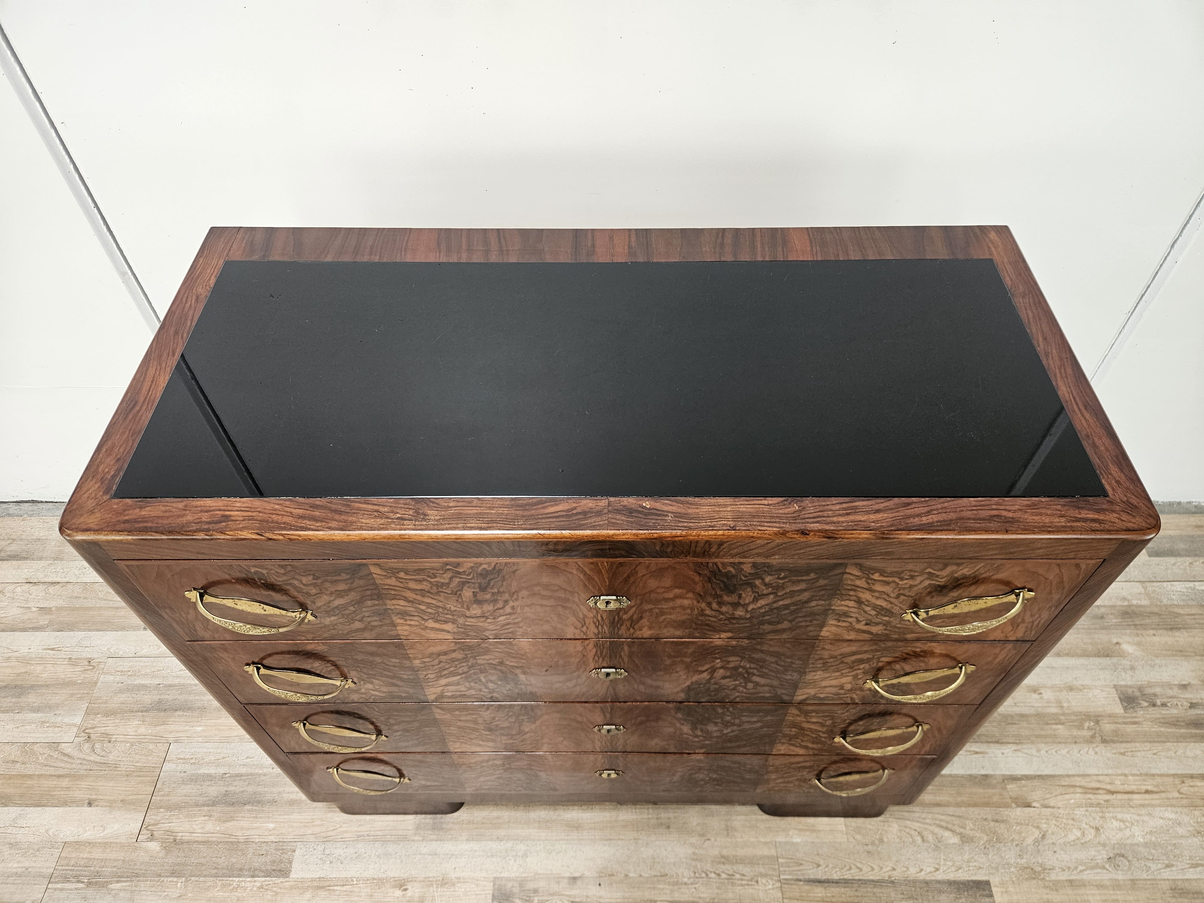 1940s Art Decò chest of drawers in walnut burl with black glass top