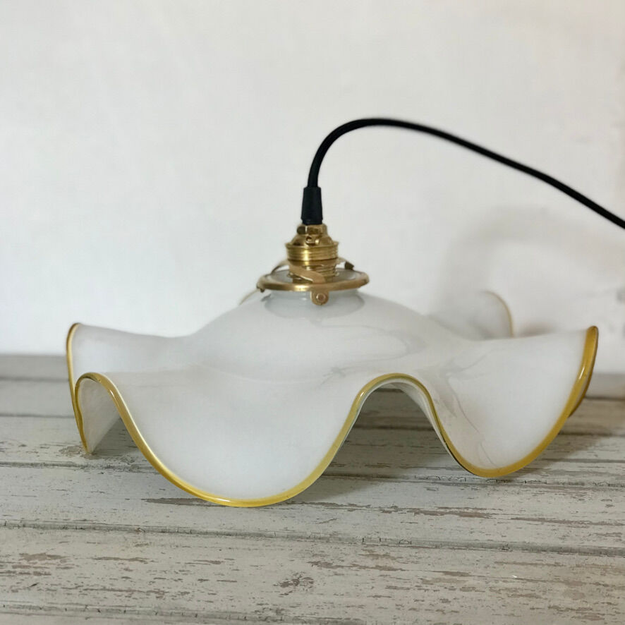 White and yellow opaline suspension