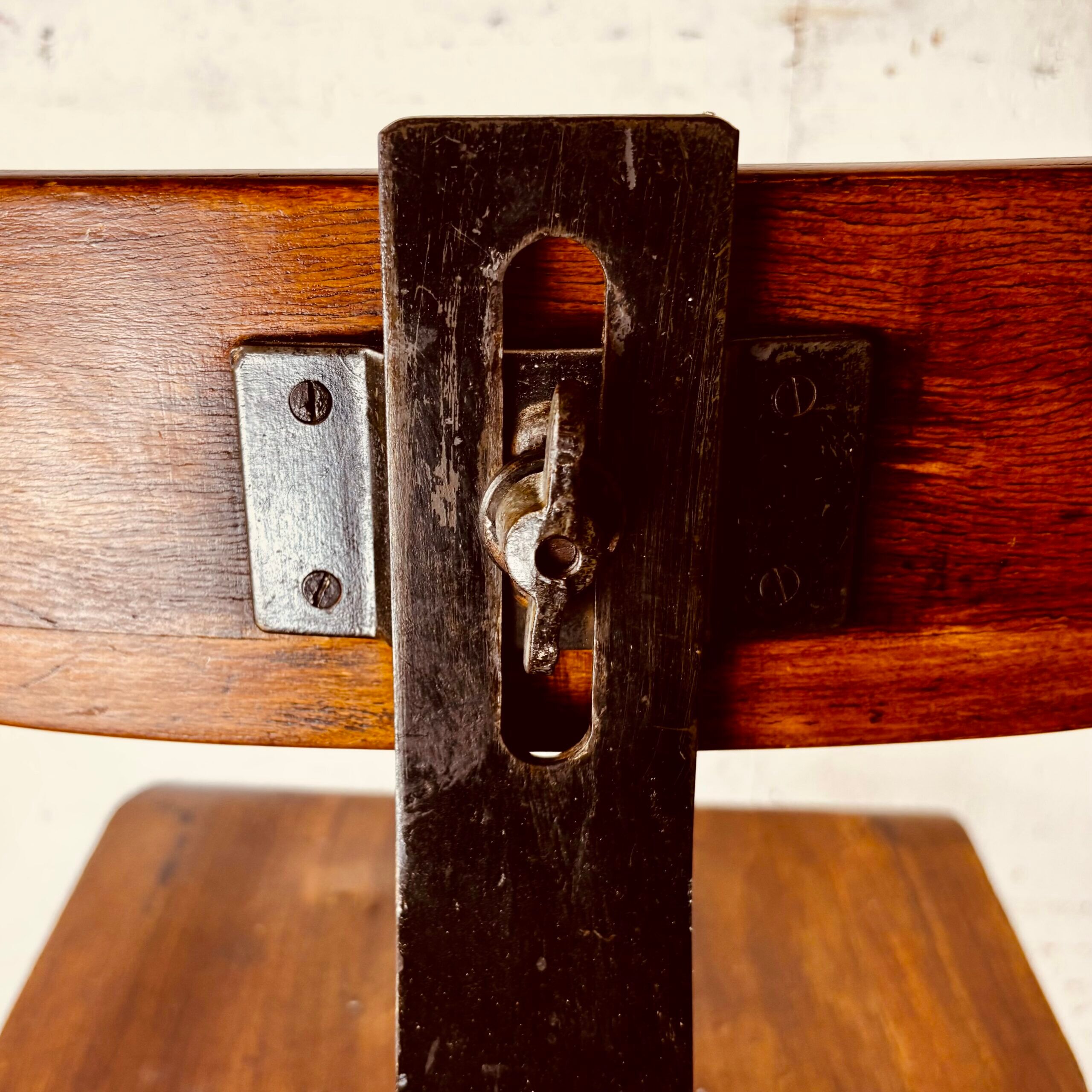 Adjustable Singer workshop chair with Eiffel base