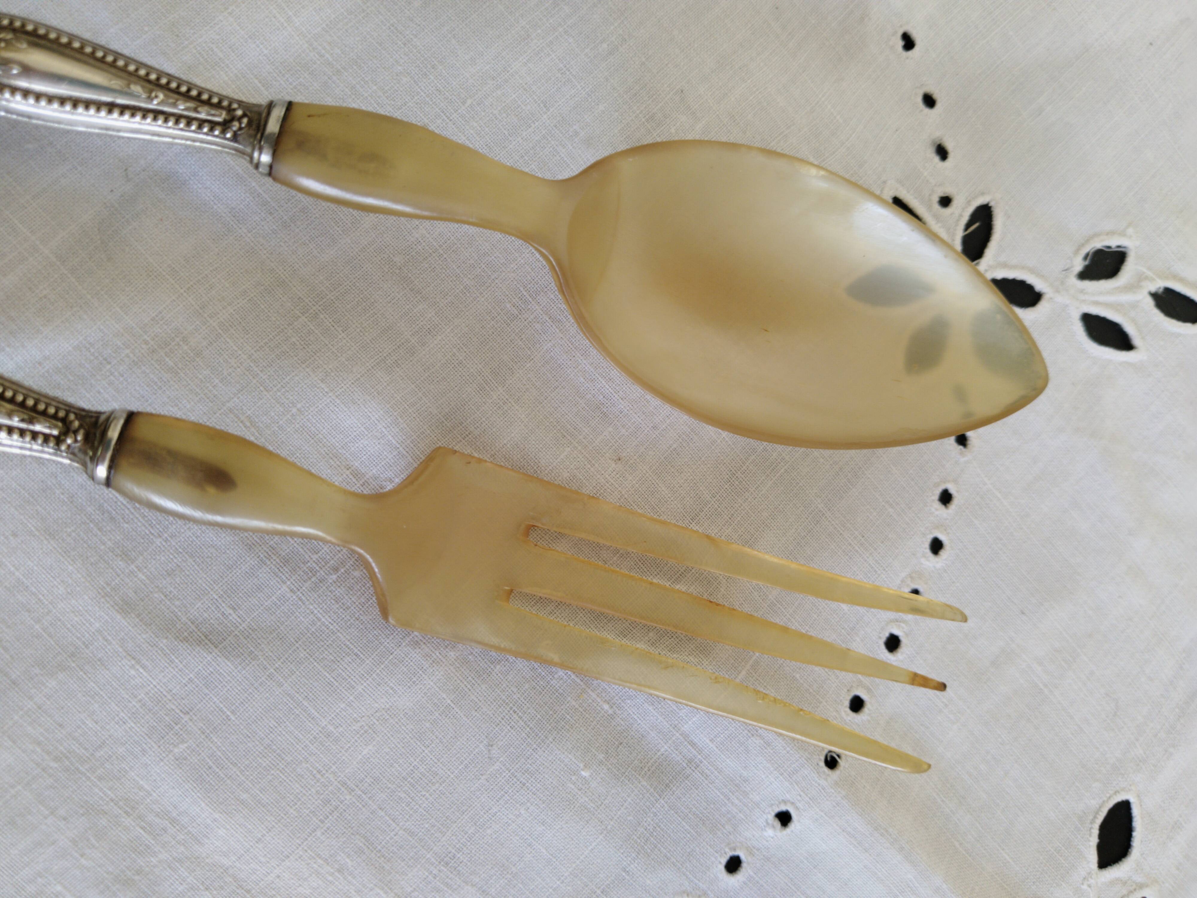 Salad servers in horn and silver metal