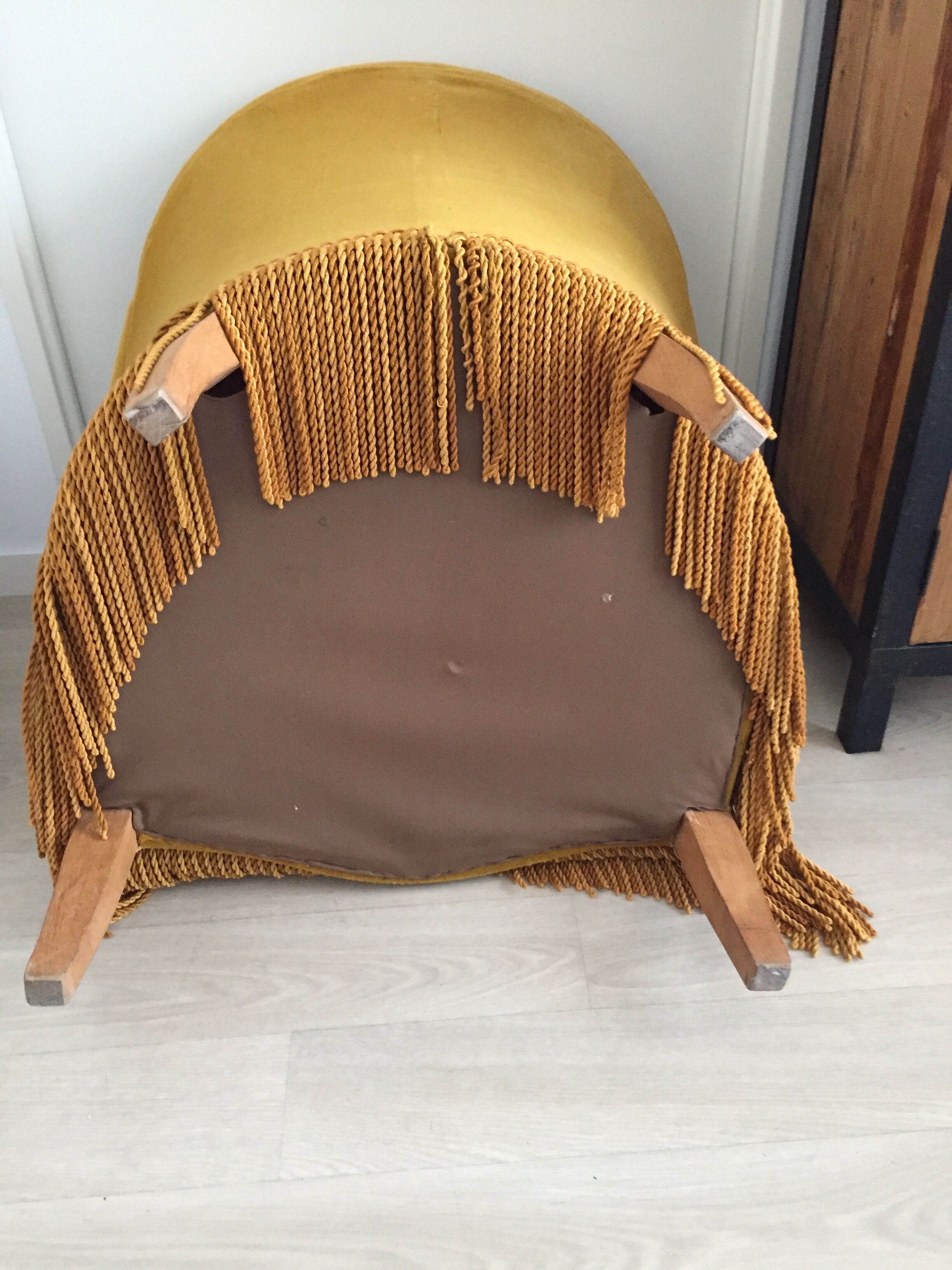 Toad fringed velvet armhair