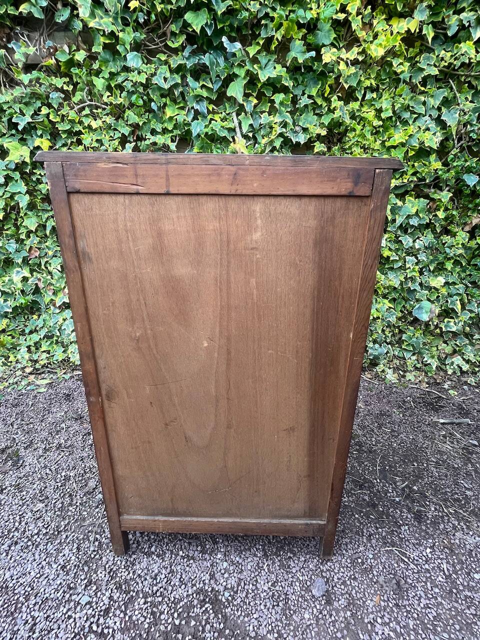 Small cabinet with 2 doors