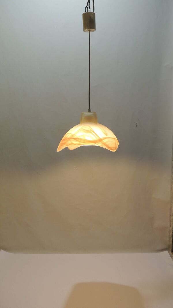 Suspension vintage années 70 en verre marbré miel – Luminaire design rétro