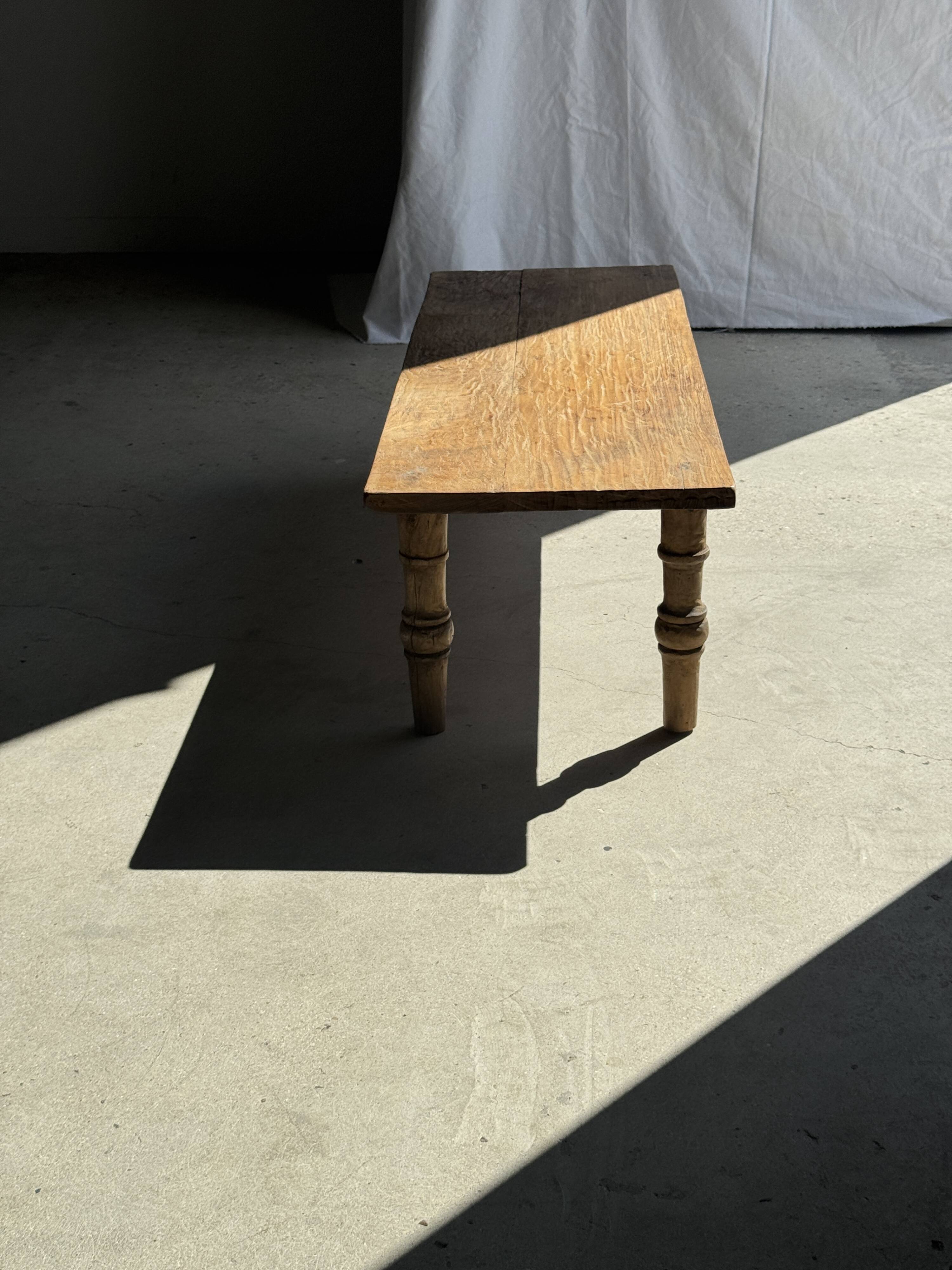 Brown Indonesian teak coffee table, with a border and cylindrical legs H40 L103.