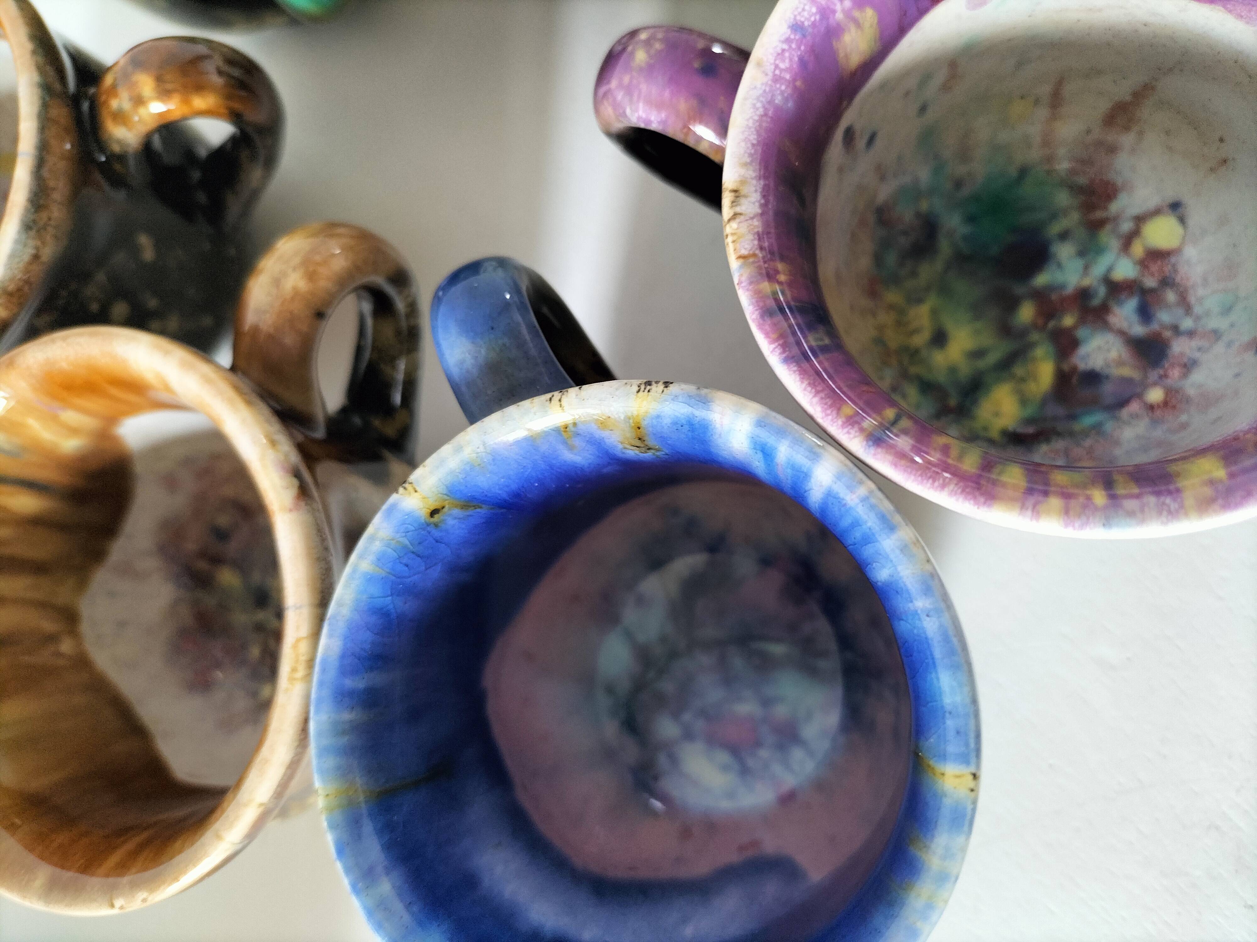 Tasses et soucoupes Morvan en céramique émaillée polychrome