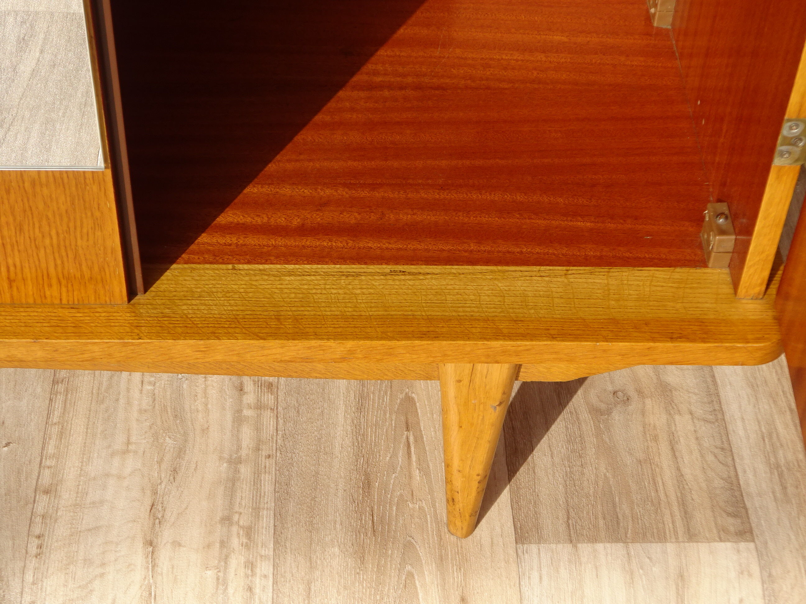 Armoire vintage, pieds compas