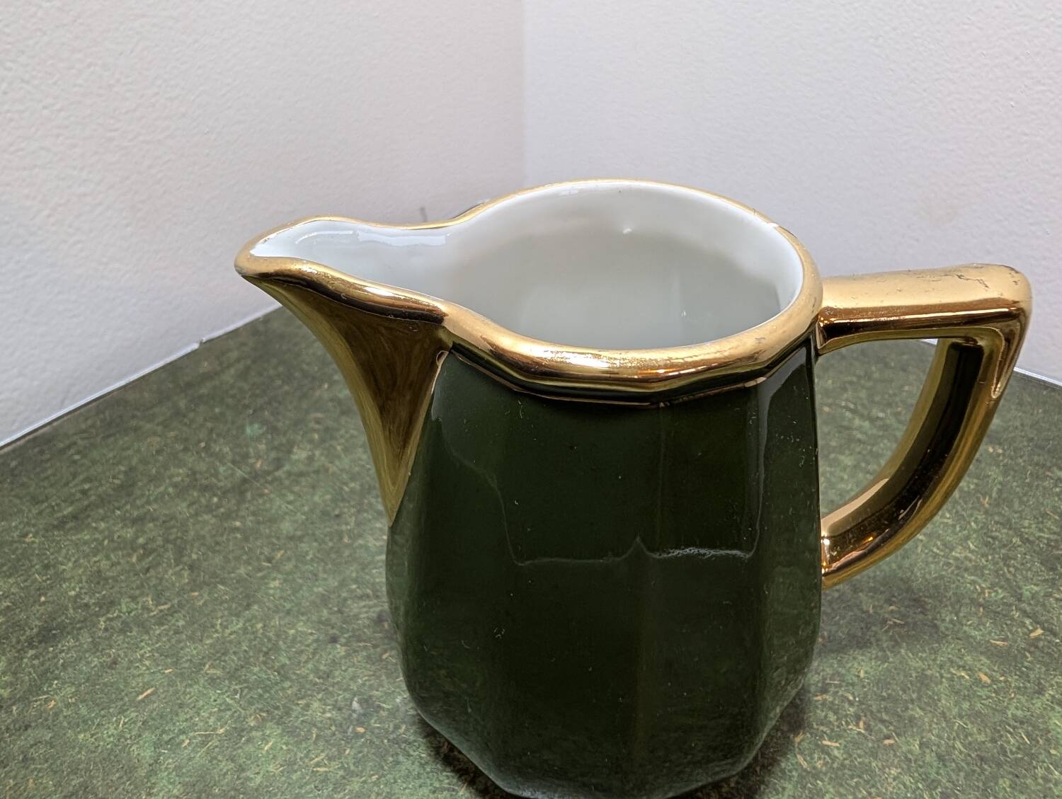 Pot à lait ancien – Vert Empire & bec doré