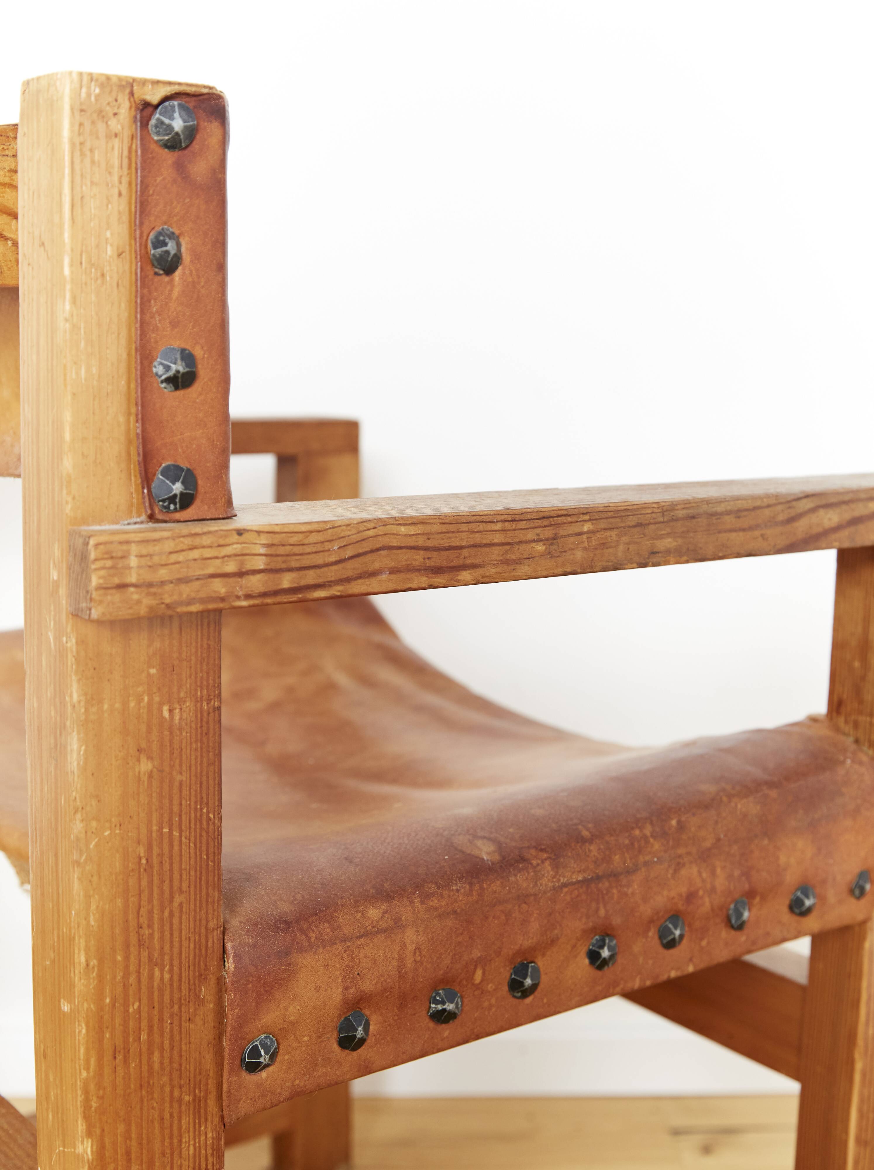 Chaise avec accoudoirs en pin massif et cuir de selle de Biosca