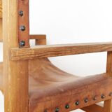 Chaise avec accoudoirs en pin massif et cuir de selle de Biosca