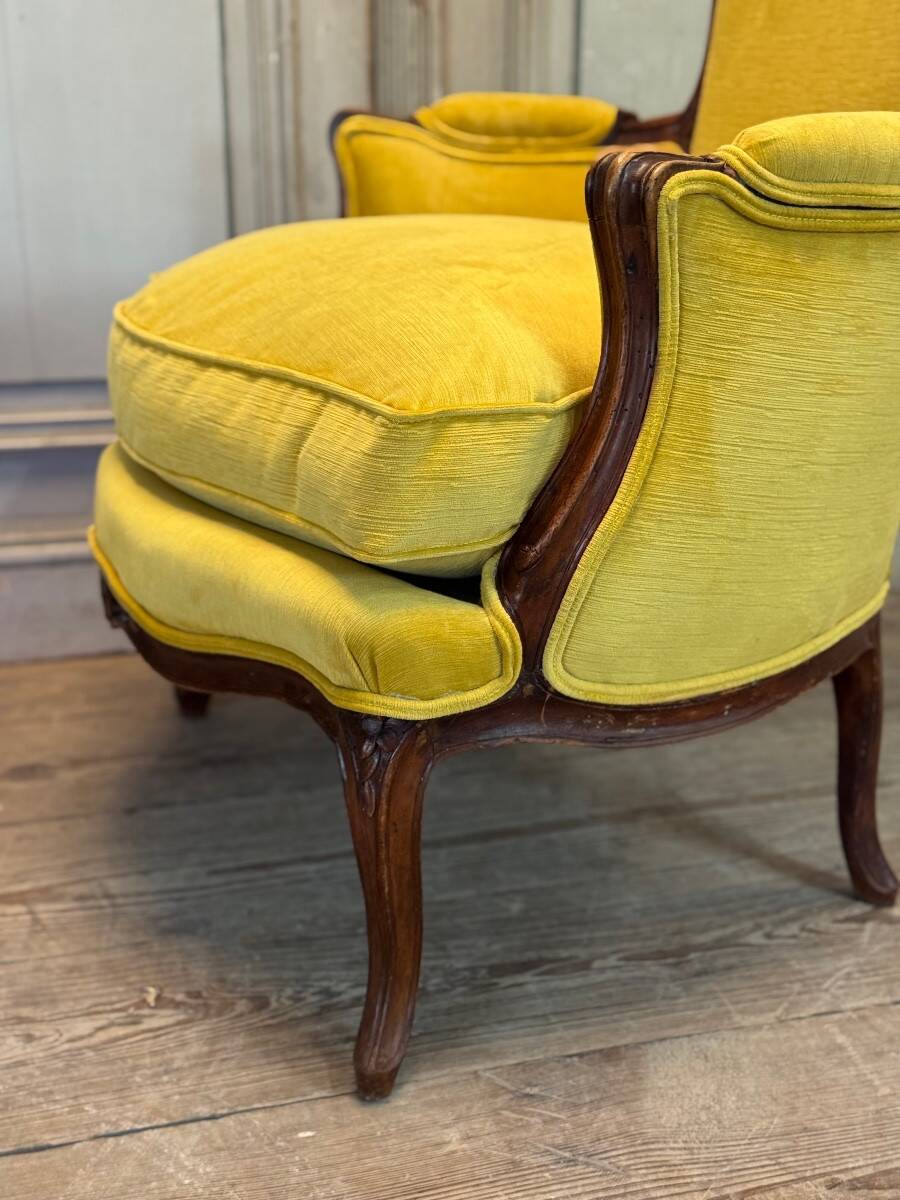 Pair of large Louis XV shepherdesses, stamped by François Foliot, master