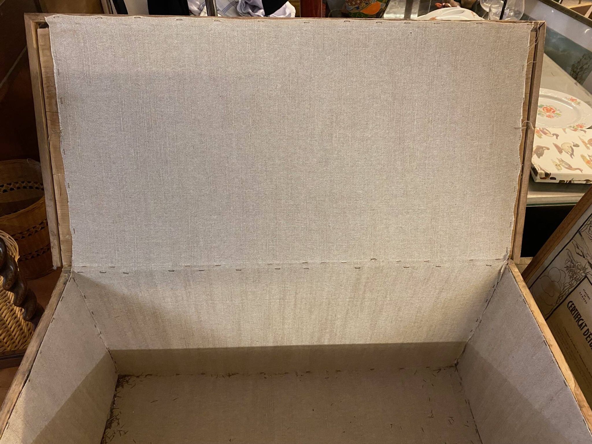 Ancienne malle coffre en bois de pin naturel avec interieur capitonne