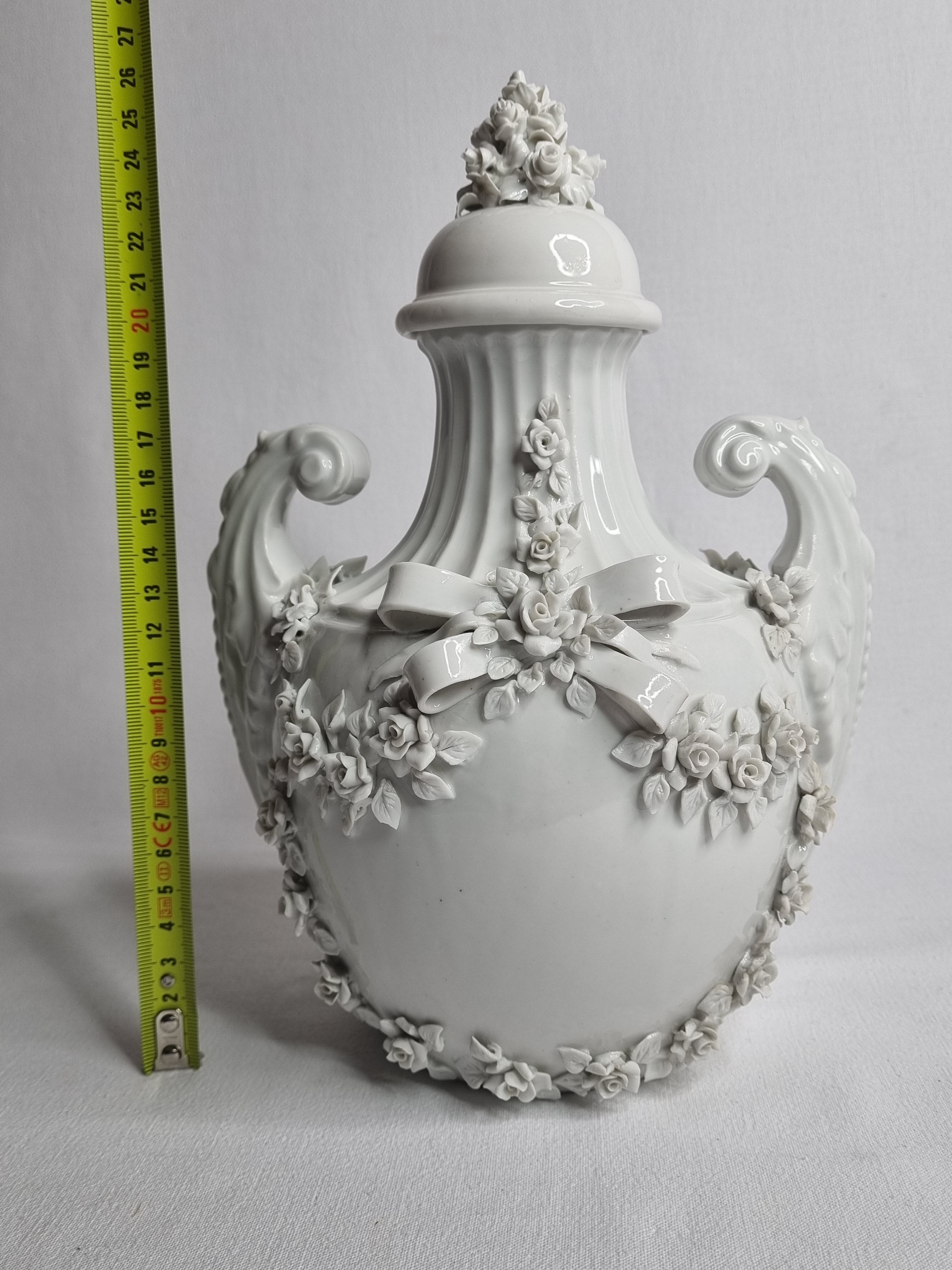 Vase décoratif de style baroque en porcelaine blanche émaillée, 26 cm