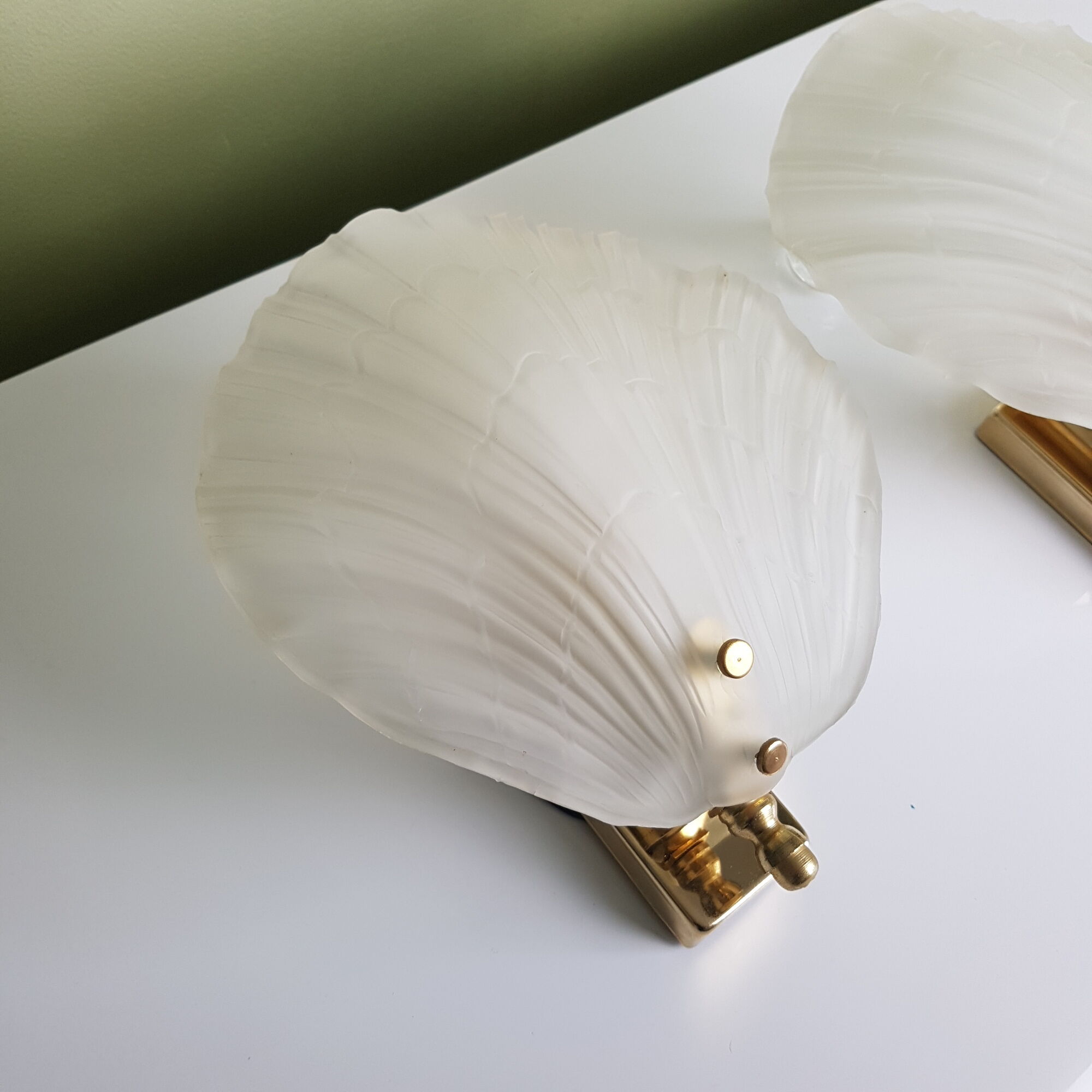 Pair of shell appliques in squeezed pressed glass and golden steel 1970