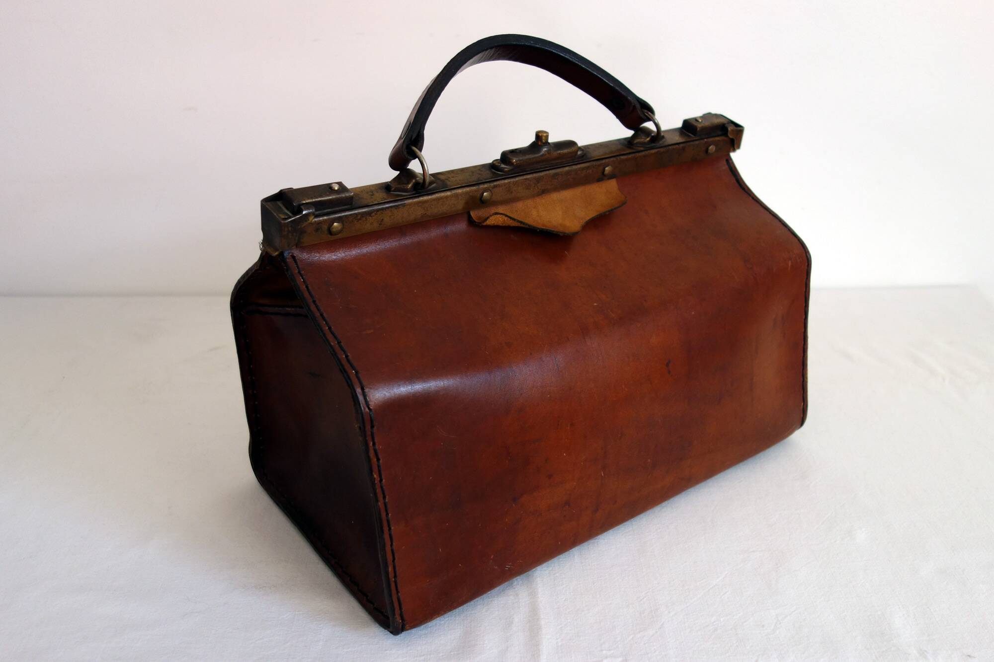 Ancienne sacoche de médecin en cuir années 30/40