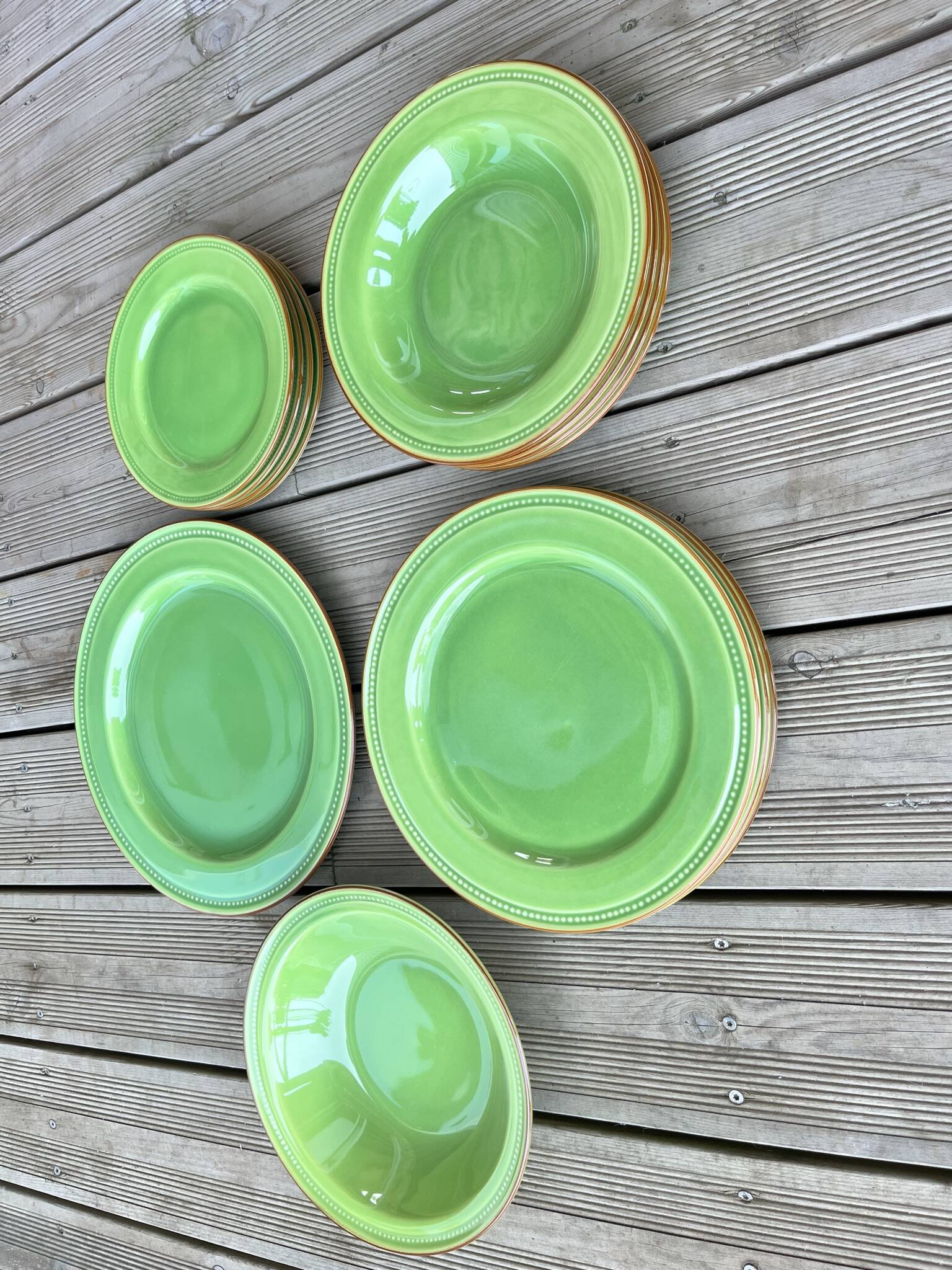 3 assiettes plates vertes