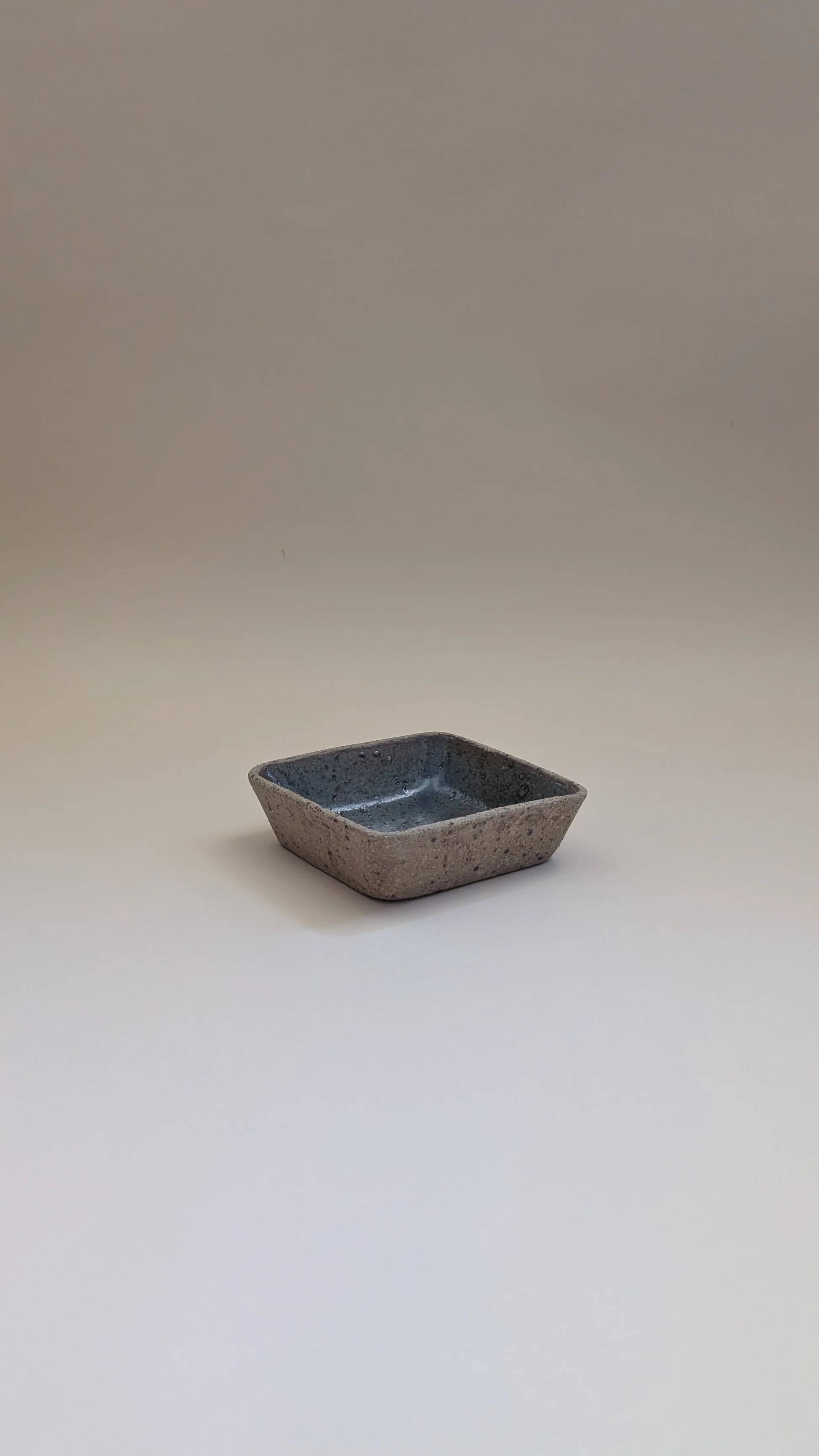 Stoneware pocket emptier