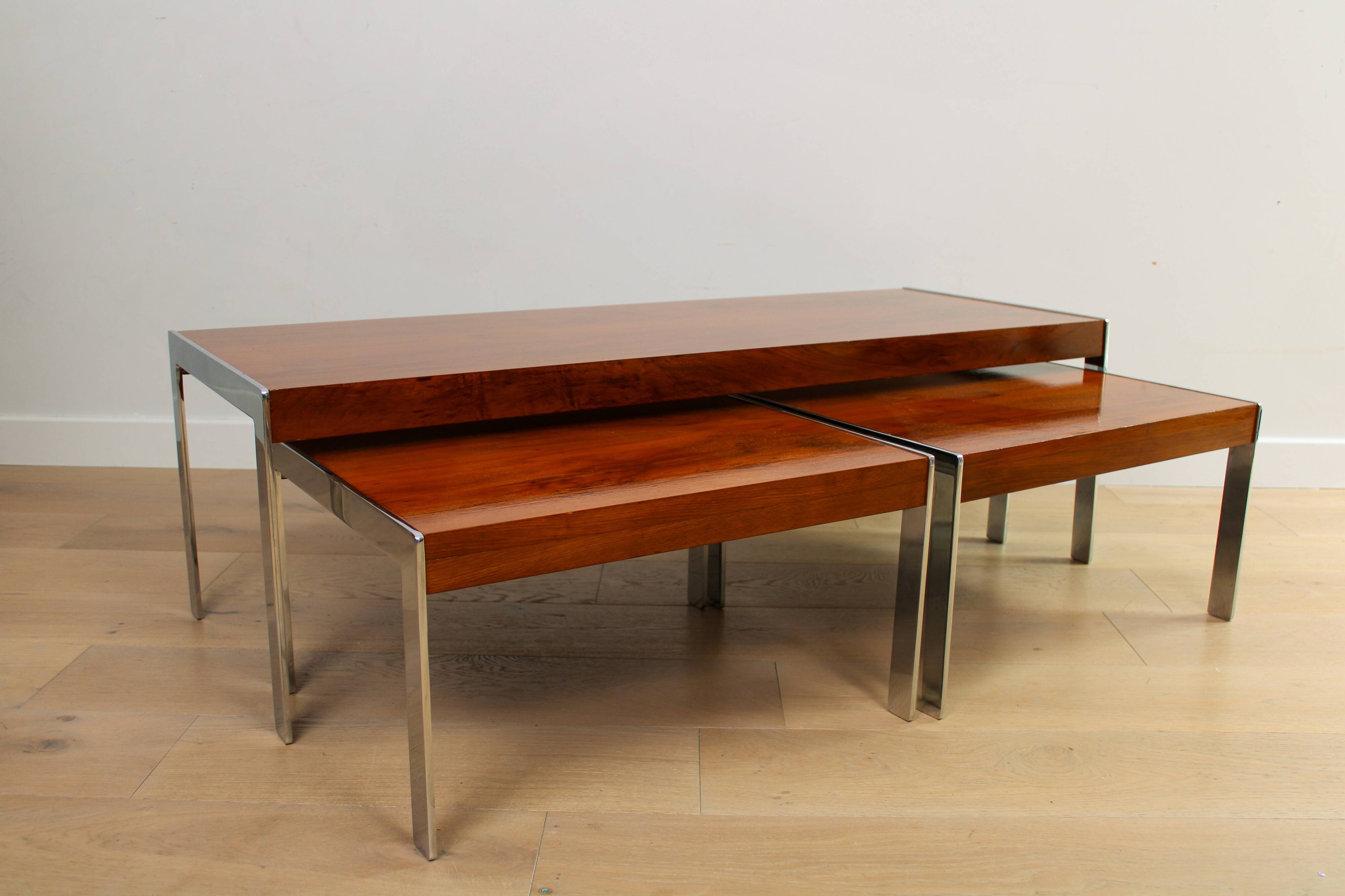 Un ensemble de tables de café gigognes vintage de milieu de siècle de Merrow Associates - If.
