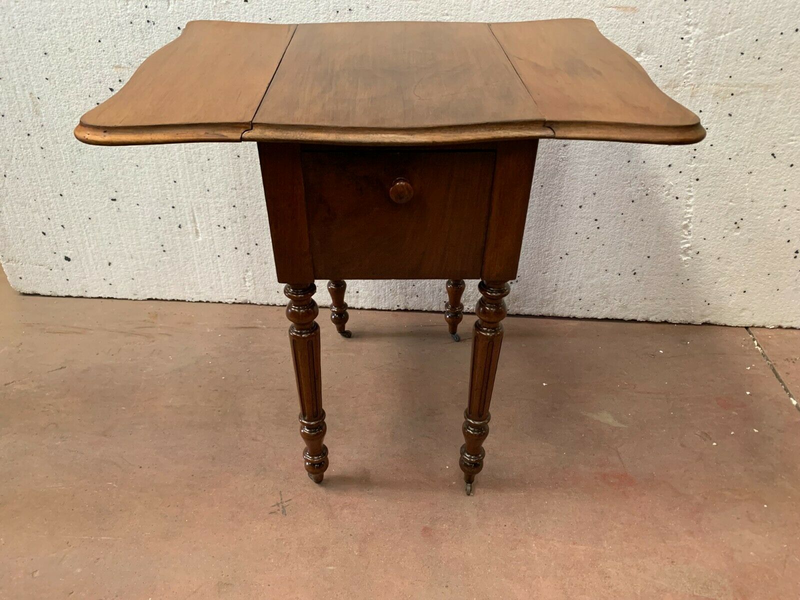 Table de chevet a battant en noyer XX siècle