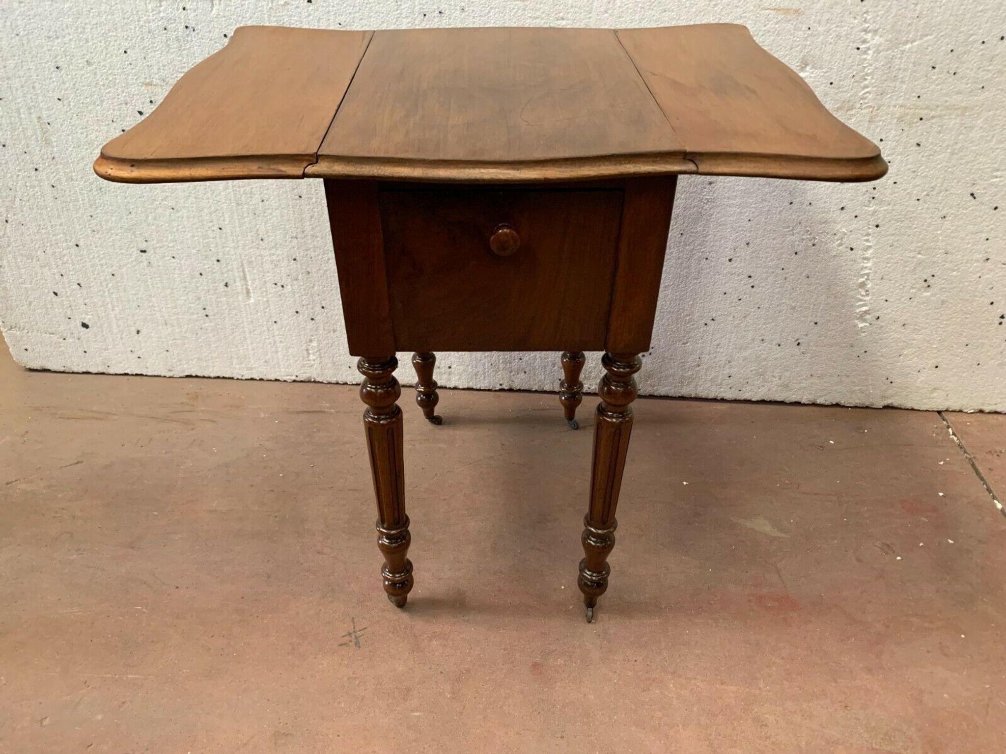 Table de chevet a battant en noyer XX siècle