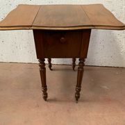 Table de chevet a battant en noyer XX siècle