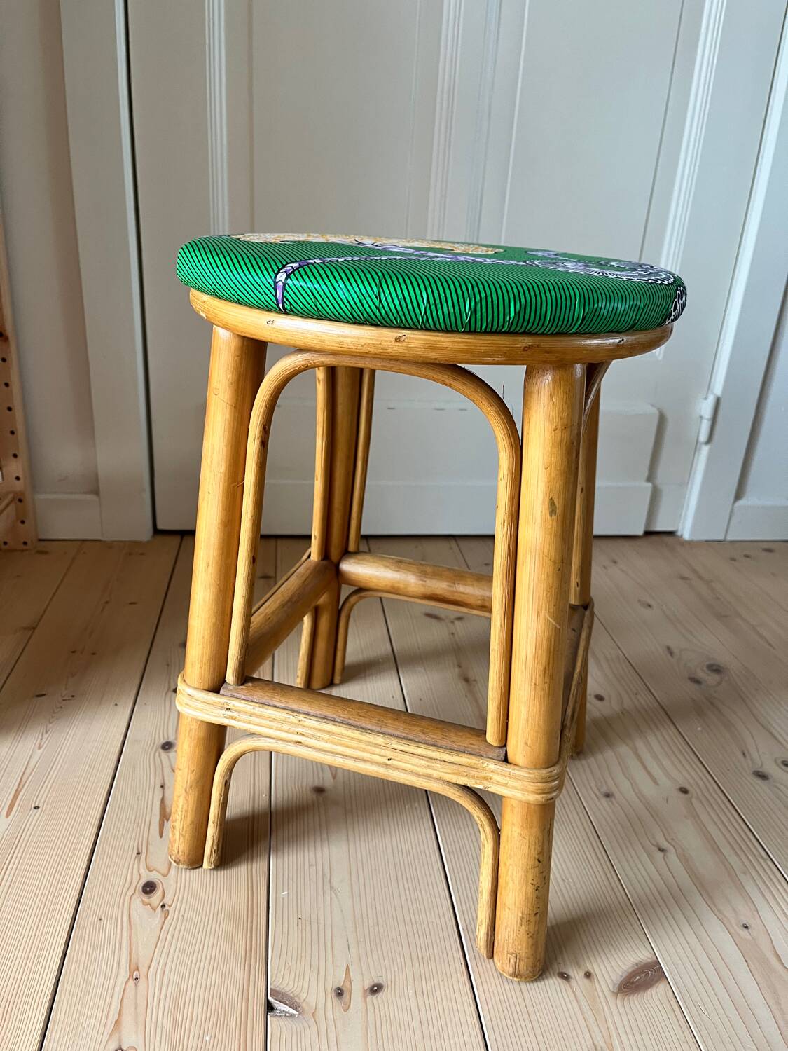 Tabouret vintage en rotin - tissu wax africain
