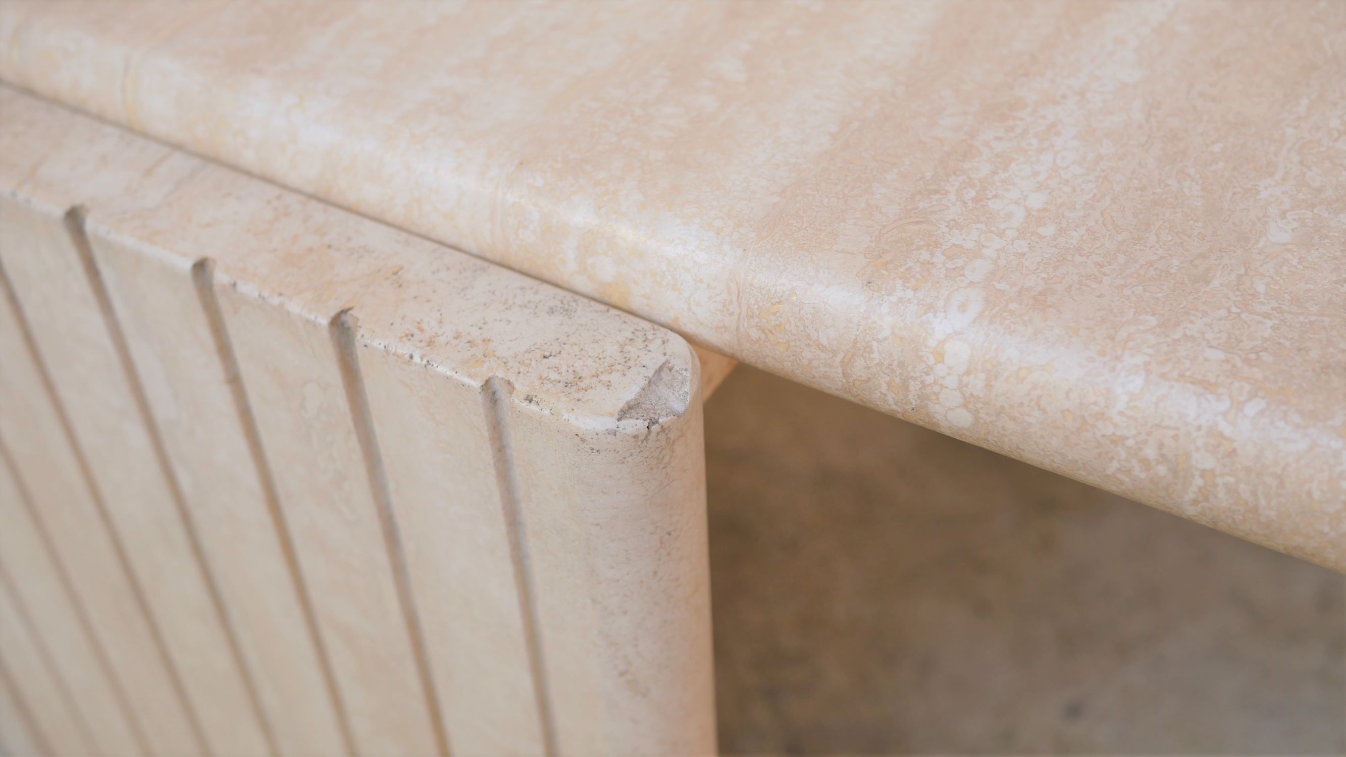 Table basse vintage en travertin par les éditions Roche Bobois