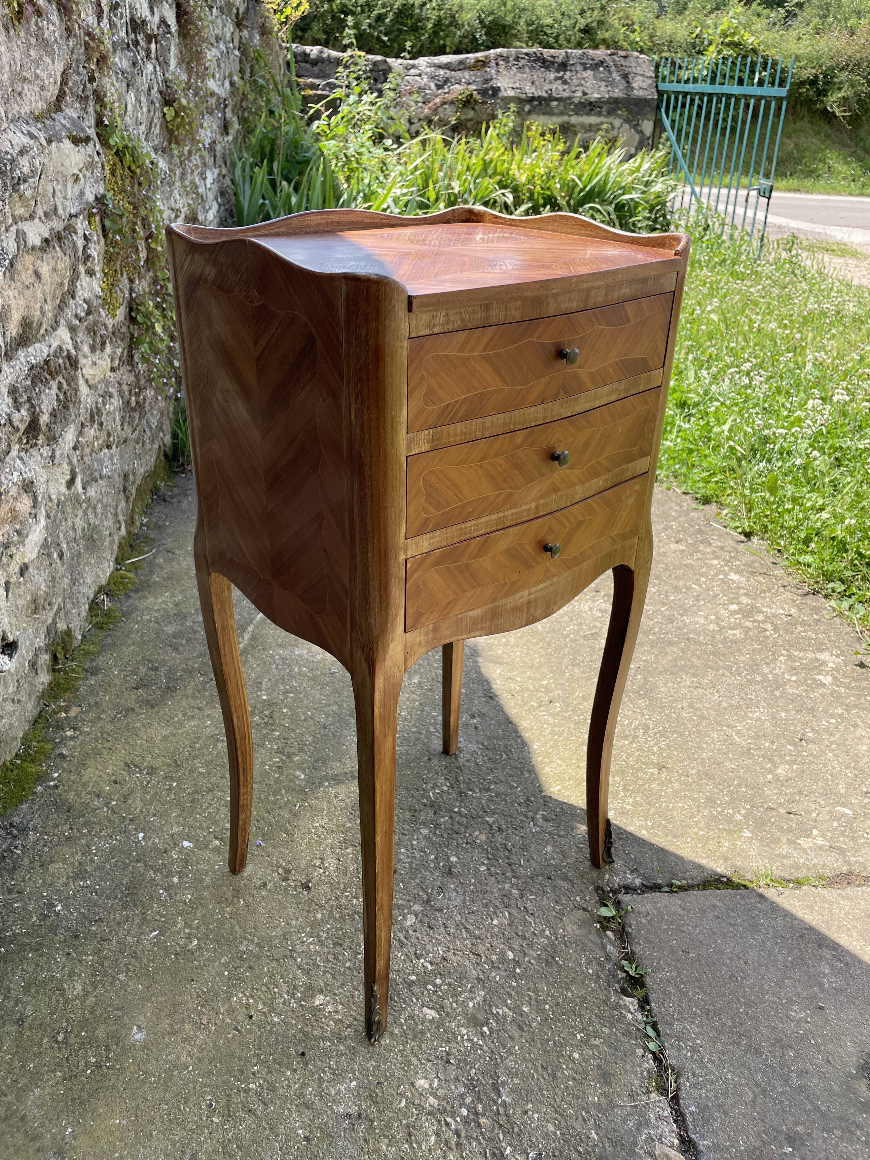 Meuble de chevet marqueté Louis XV