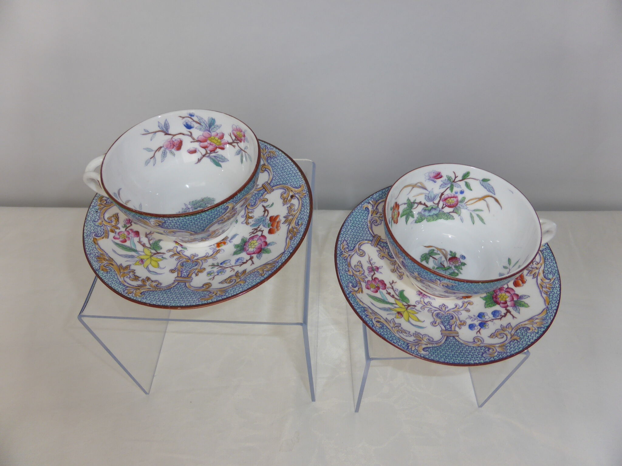 Paire de tasses à café en porcelaine de Rörstrand à décor floral japonisant