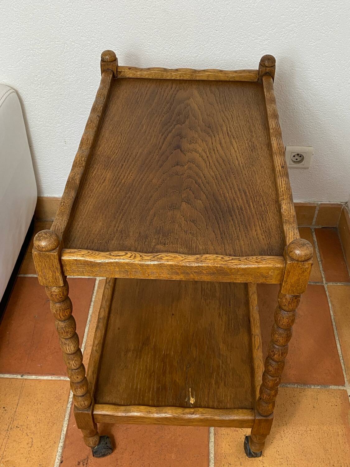 Desserte à roulettes en bois touné