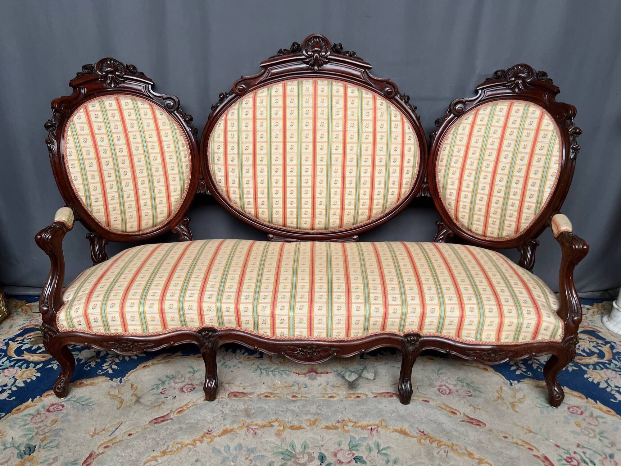 Antique baroque canapé. Mahogany, carved.