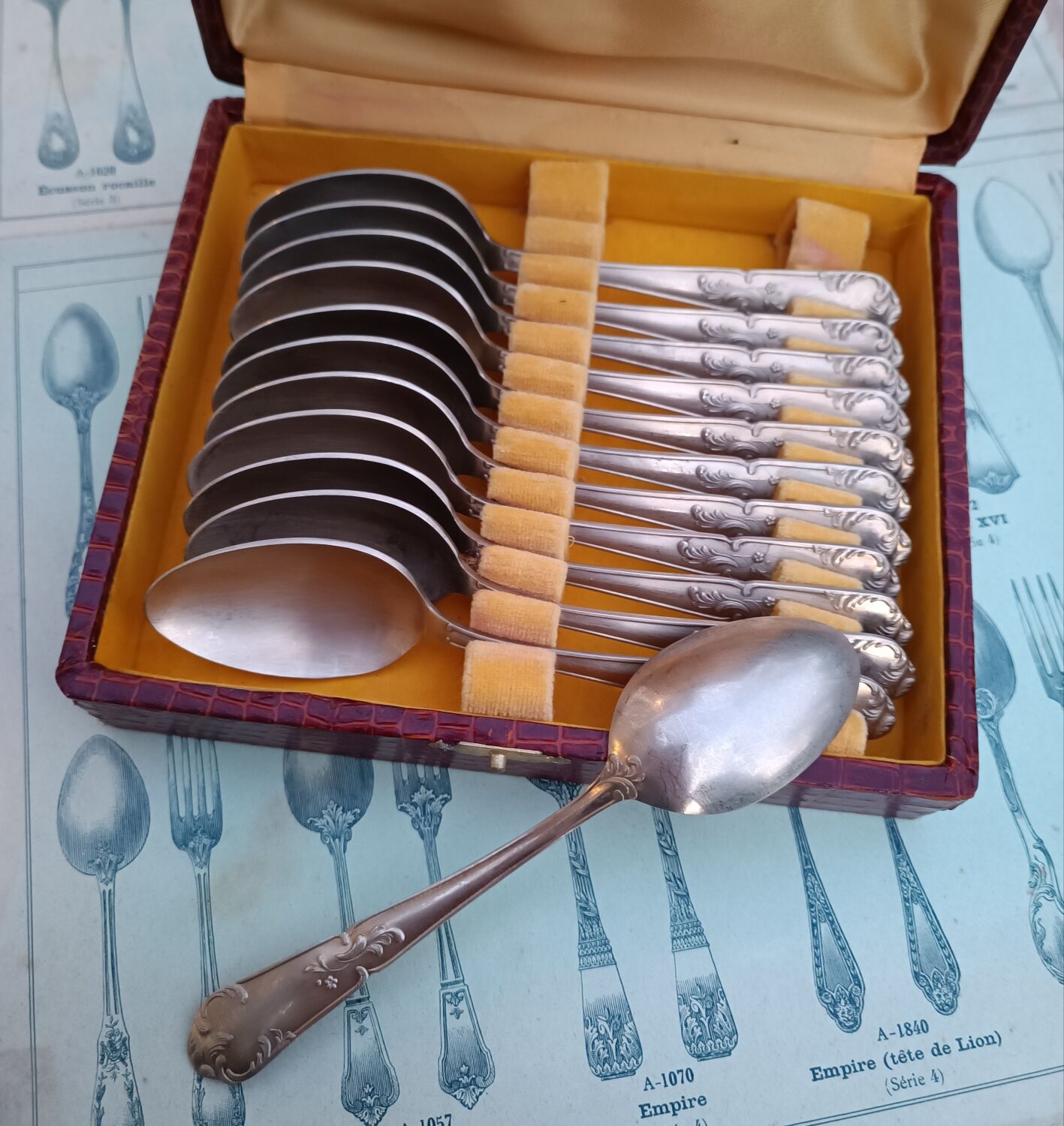 Box of 12 teaspoons