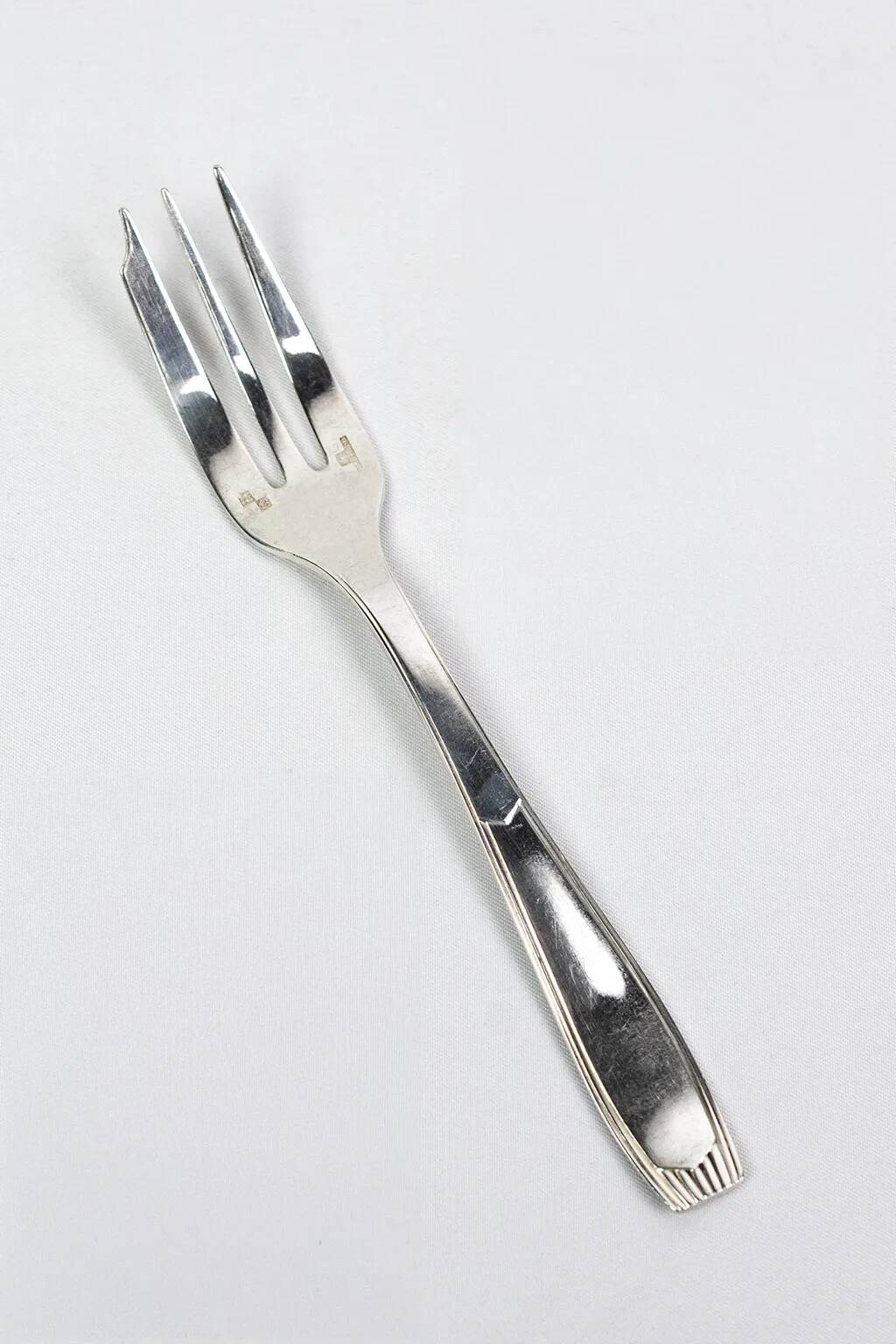 10 Christofle Alfénide Saigon model dessert forks in silver-plated metal.