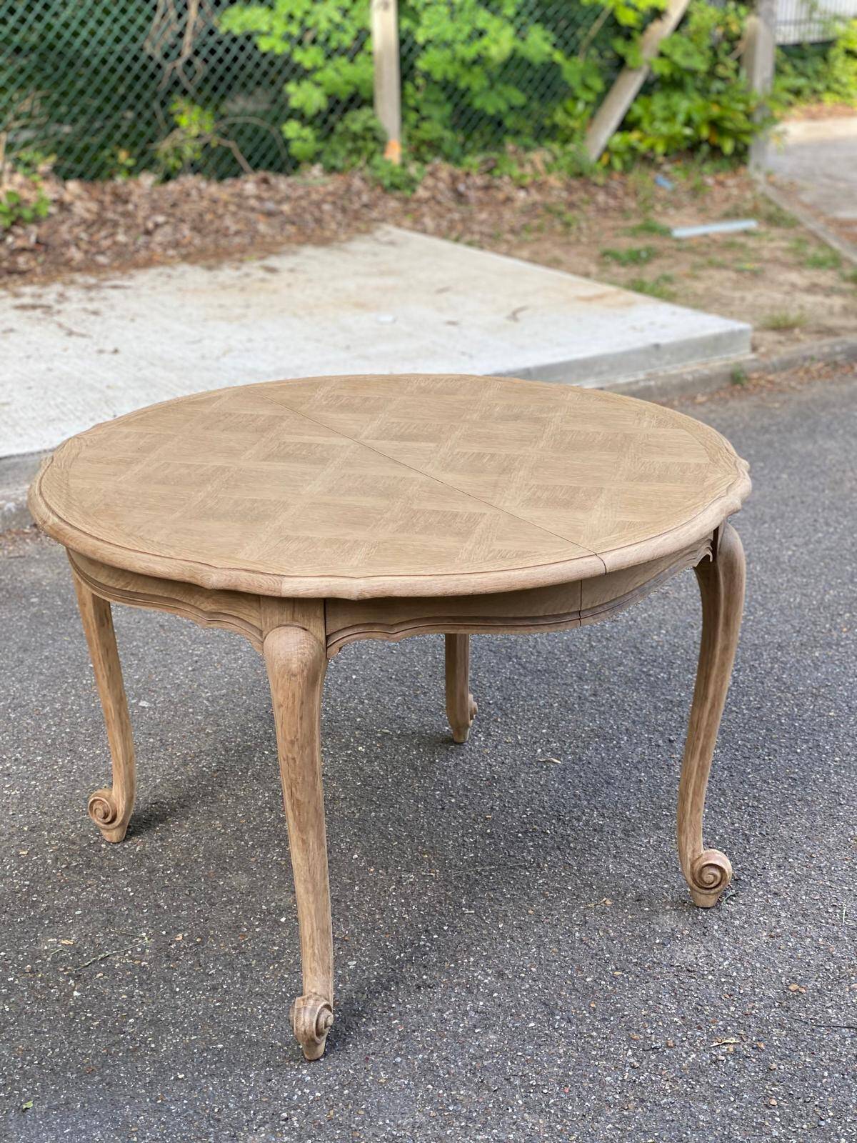 Extendable round Louis XV dining table, renovated in raw wood, 20th century, 200cm