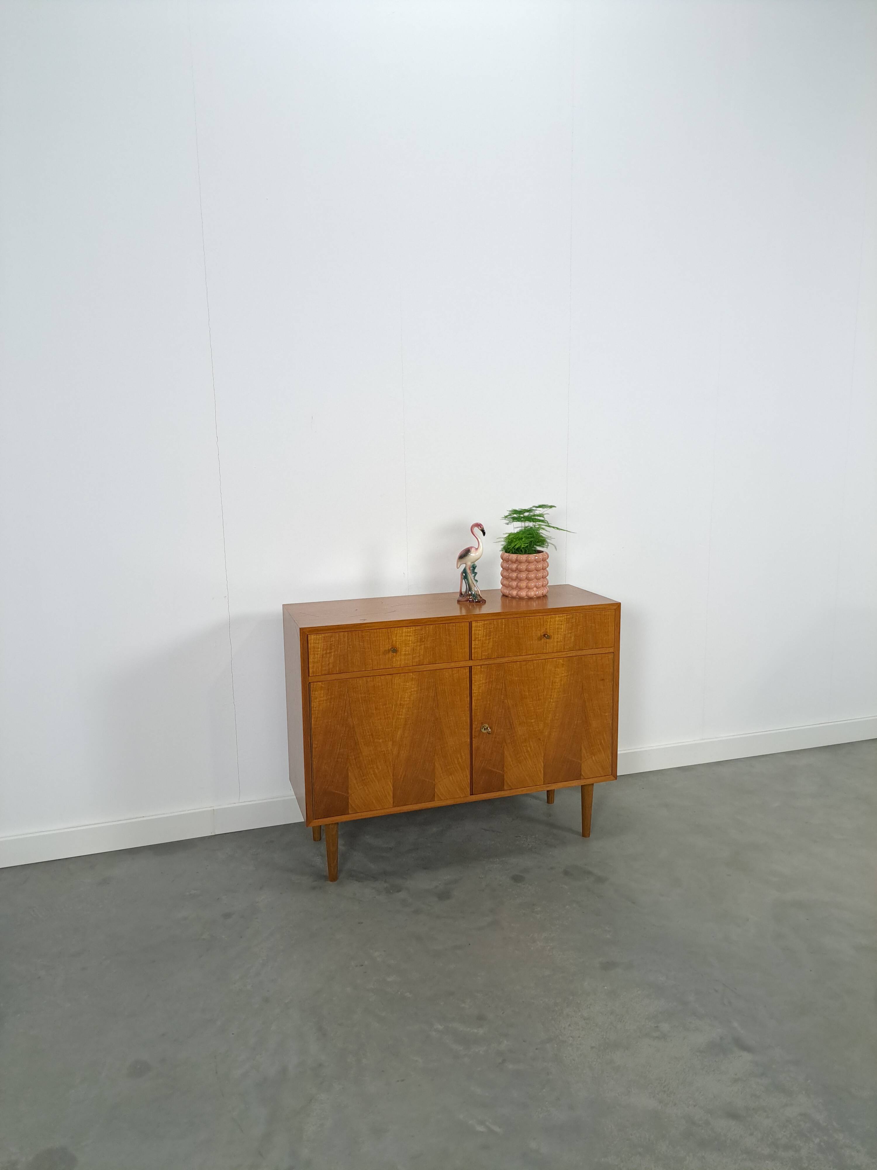 Meuble en placage avec tiroirs et pieds ronds en bois