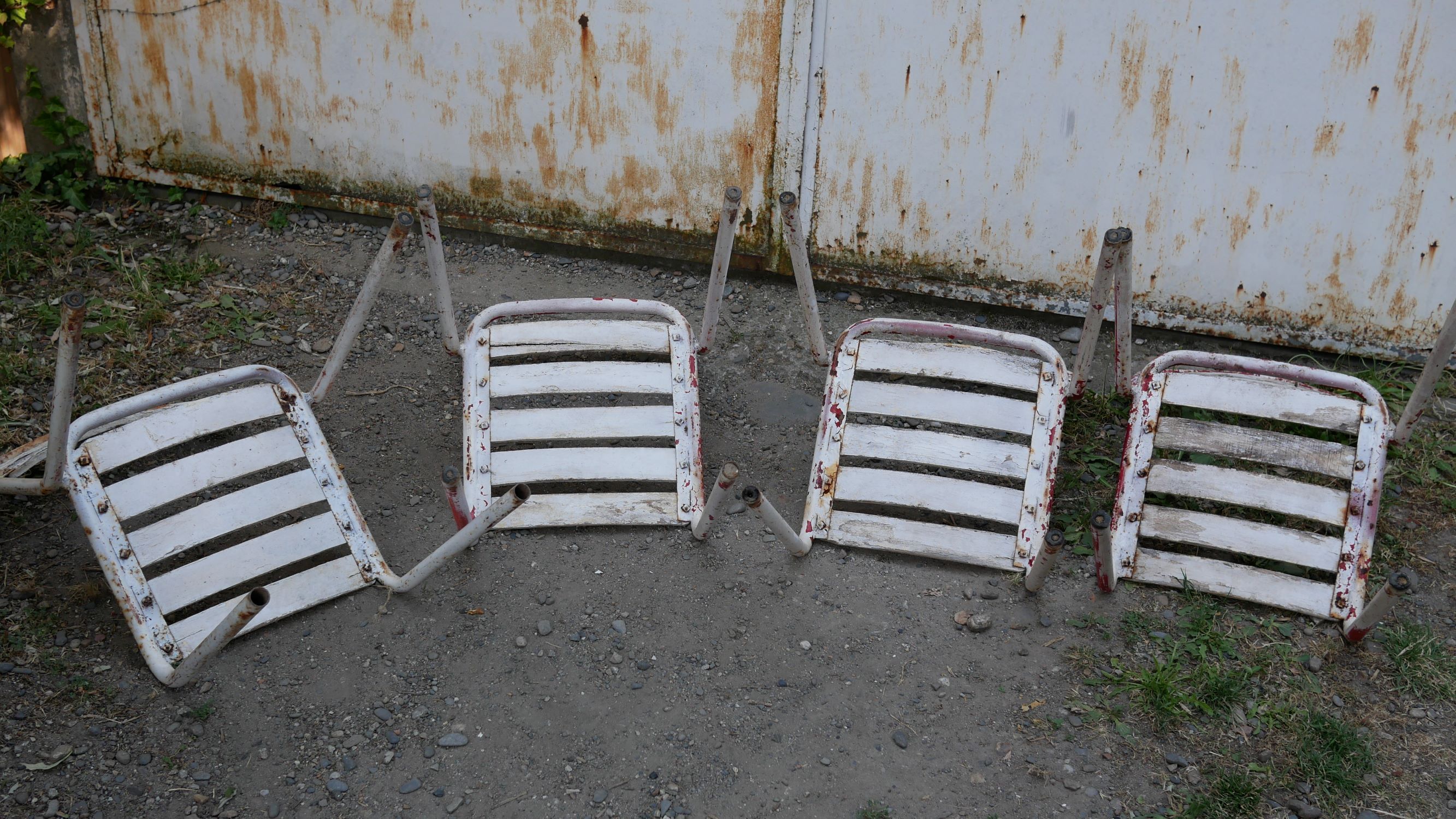 Chaises Tolix t2 par Xavier Pauchard