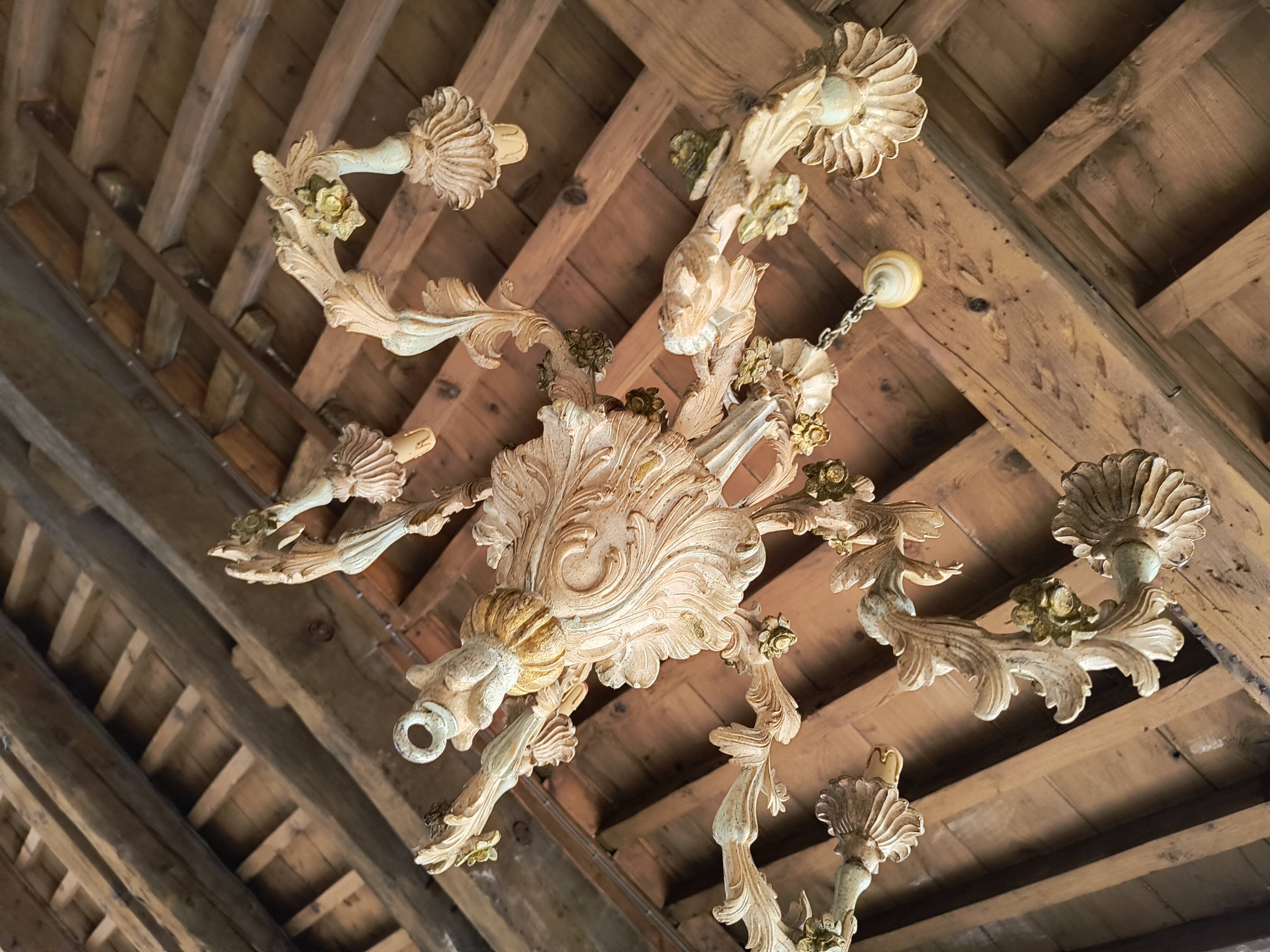 Florentine chandelier in carved wood with polychrome patina.
