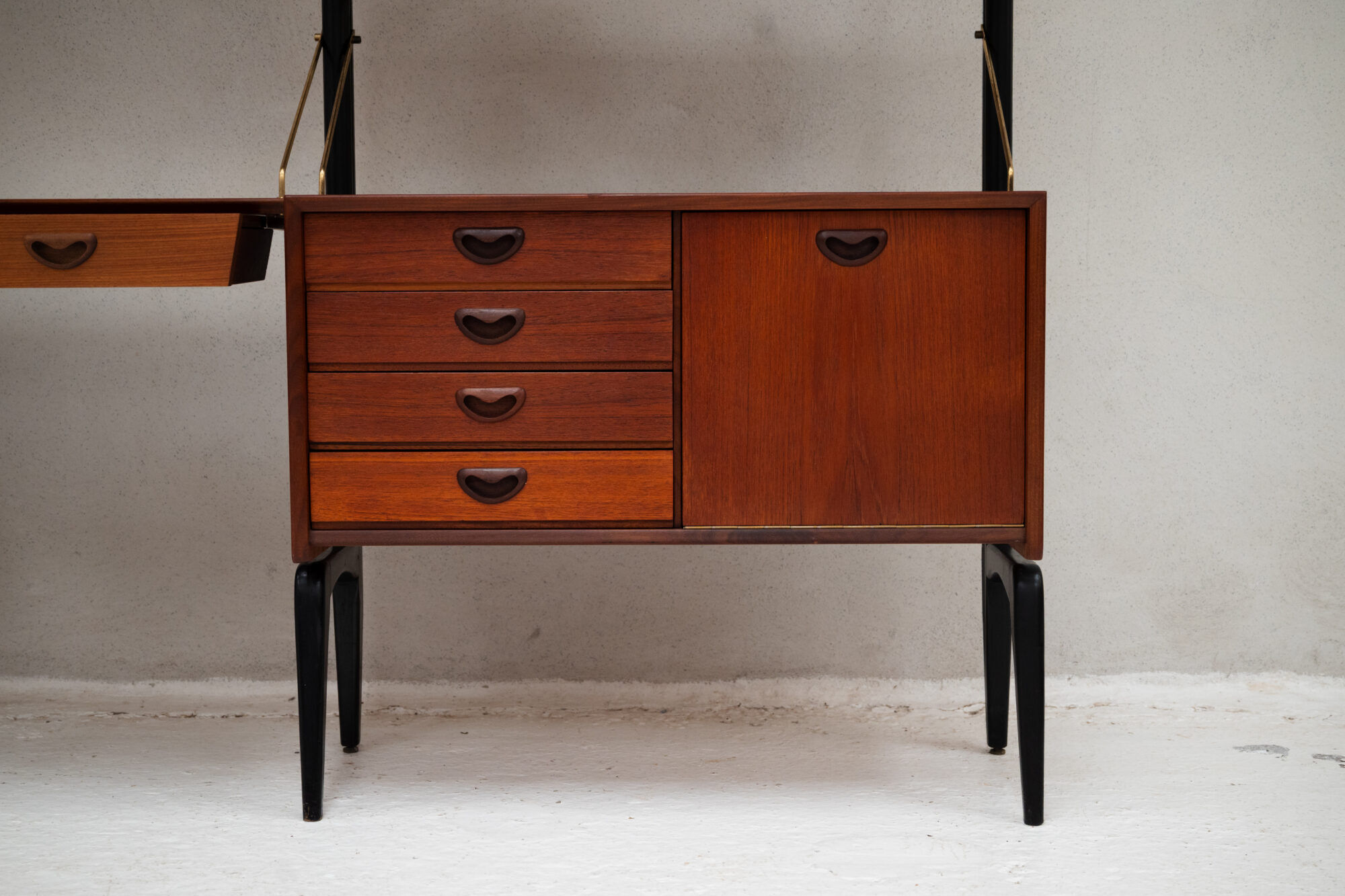Etagère sur pieds 3-baies par Louis Van Teeffelen