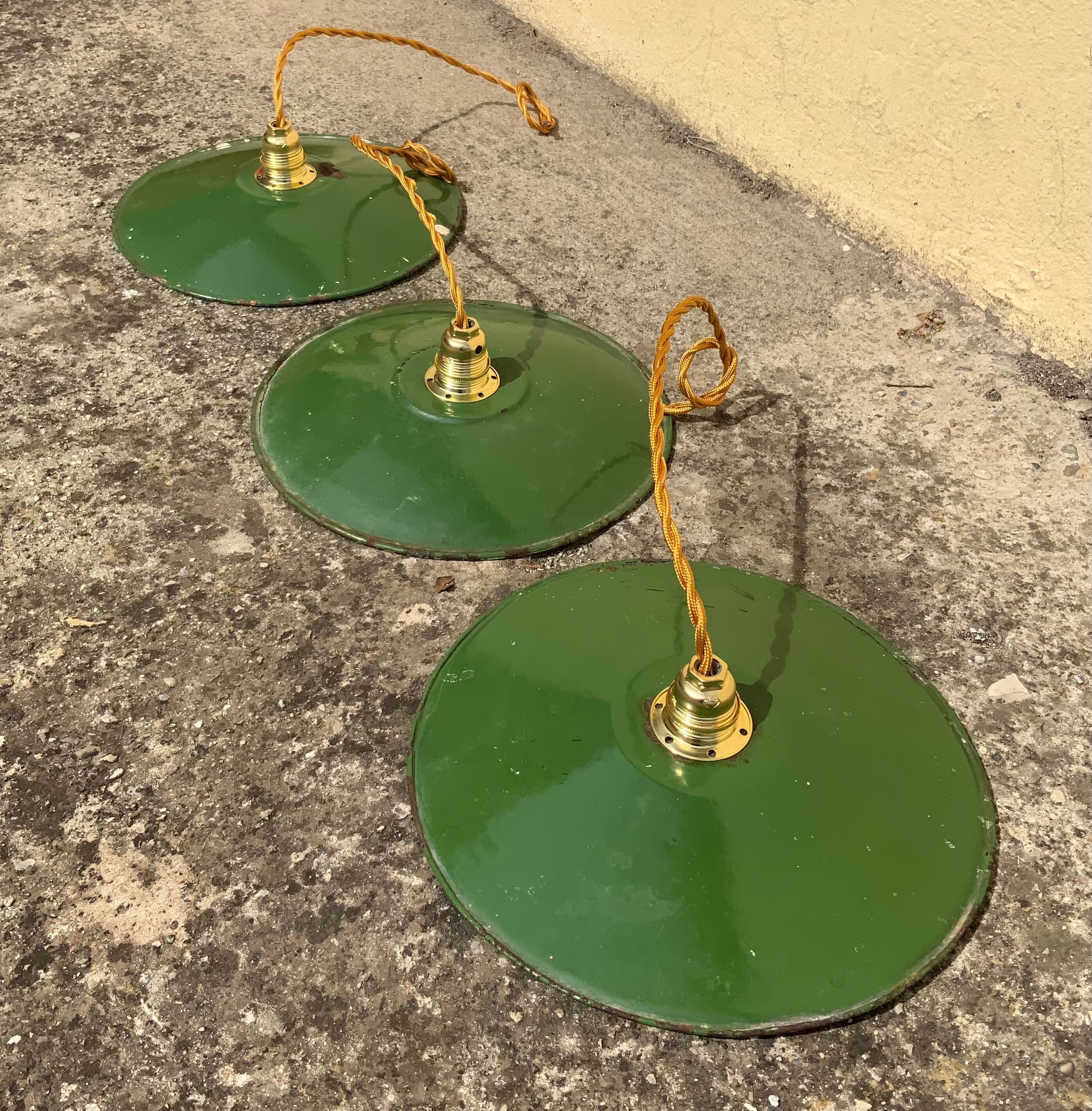 Three Suspensions enamelled sheet green and white golden threads brass socket