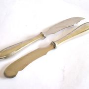 Two antique service knives in silver-plated metal, pearl frieze gowe alpacca.