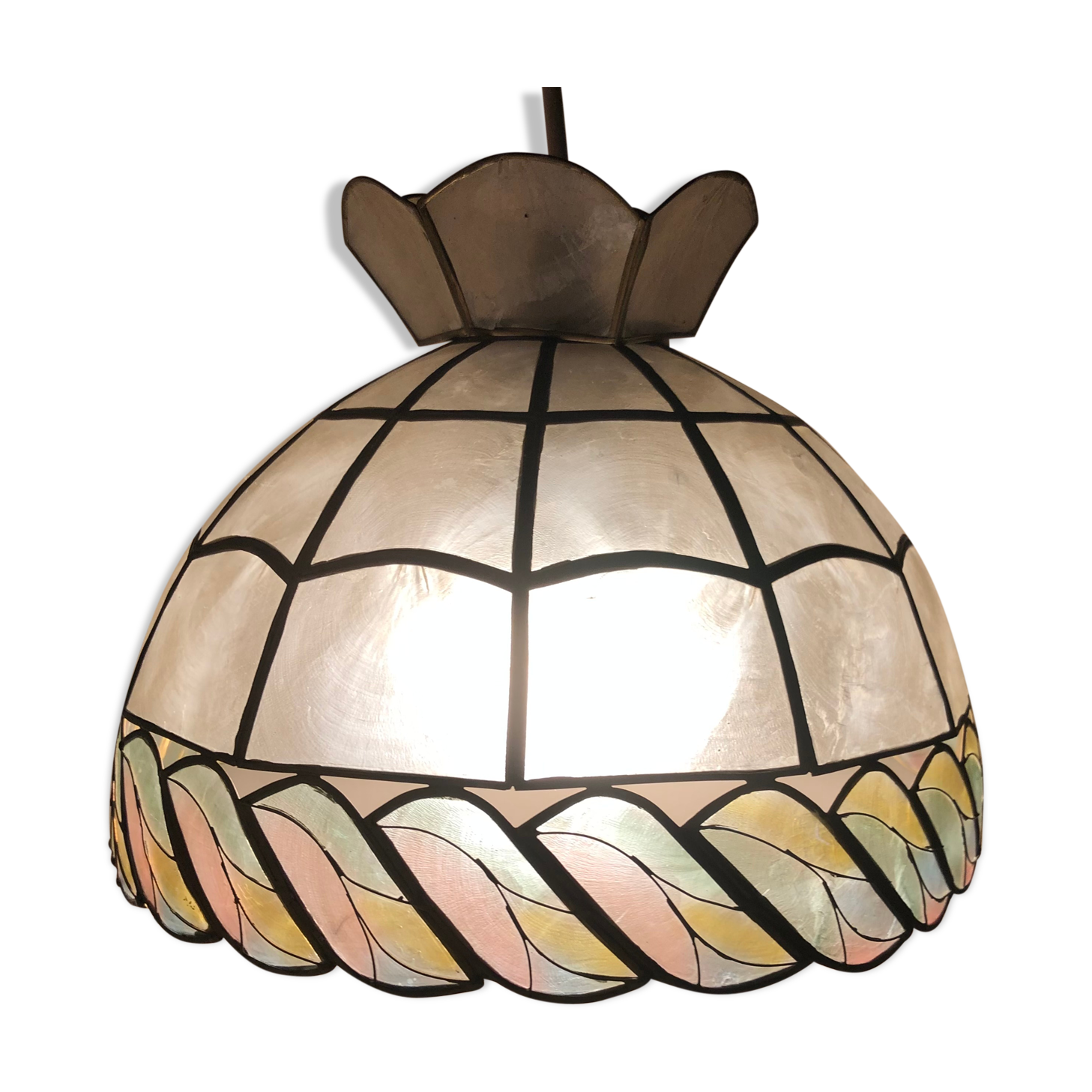 Hanging in tricolour mother-of-pearl