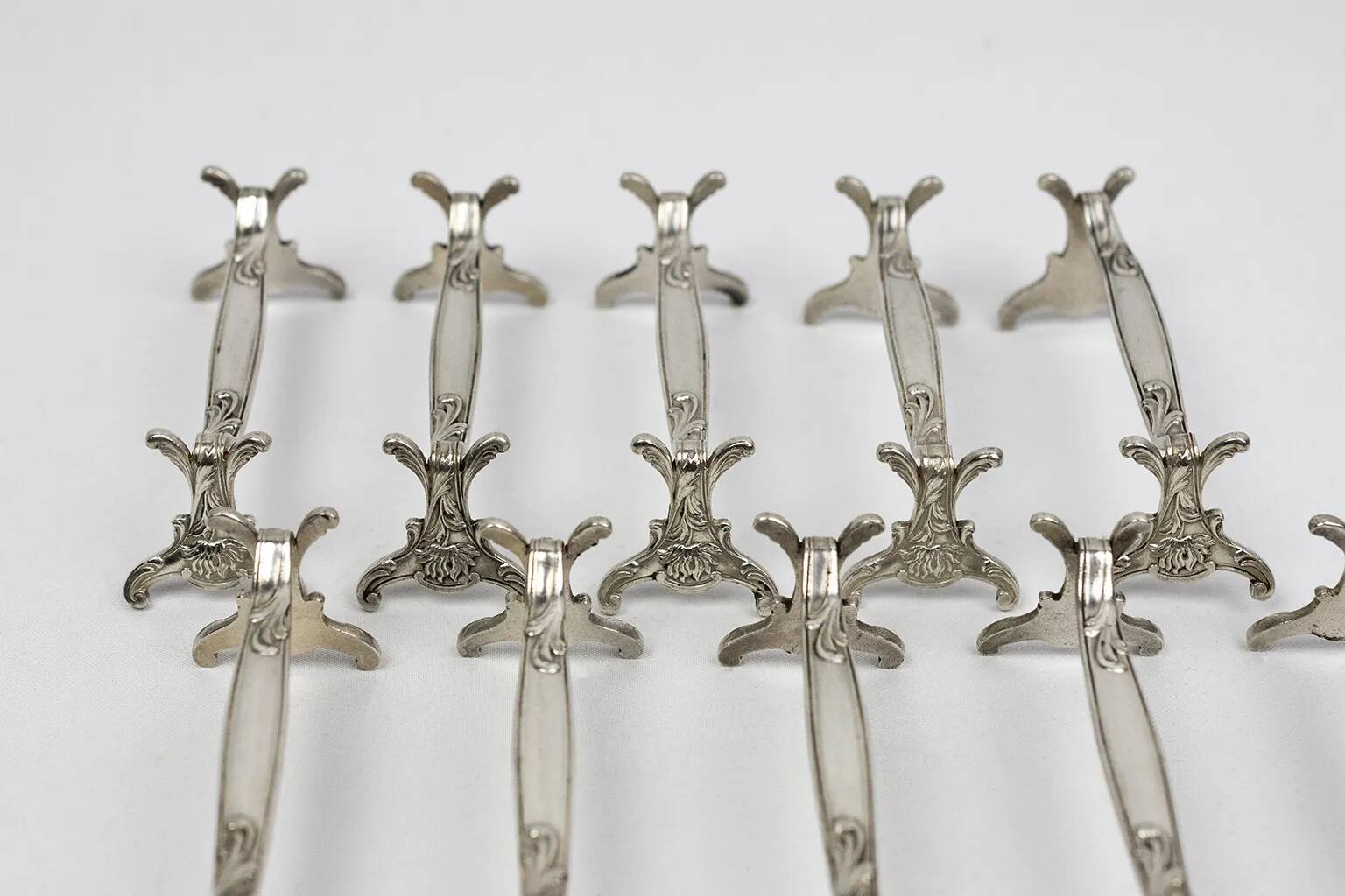 Christofle – Set of 10 Art Nouveau knife rests with chrysanthemum decoration