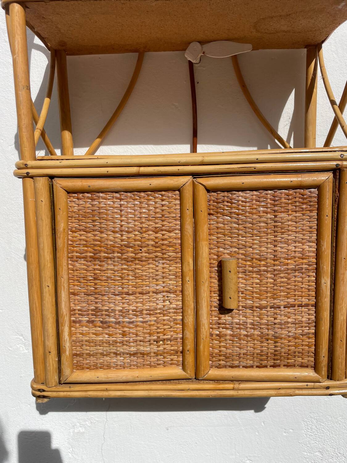 Vintage wall shelf in rattan and caning — 70s bohemian spirit
