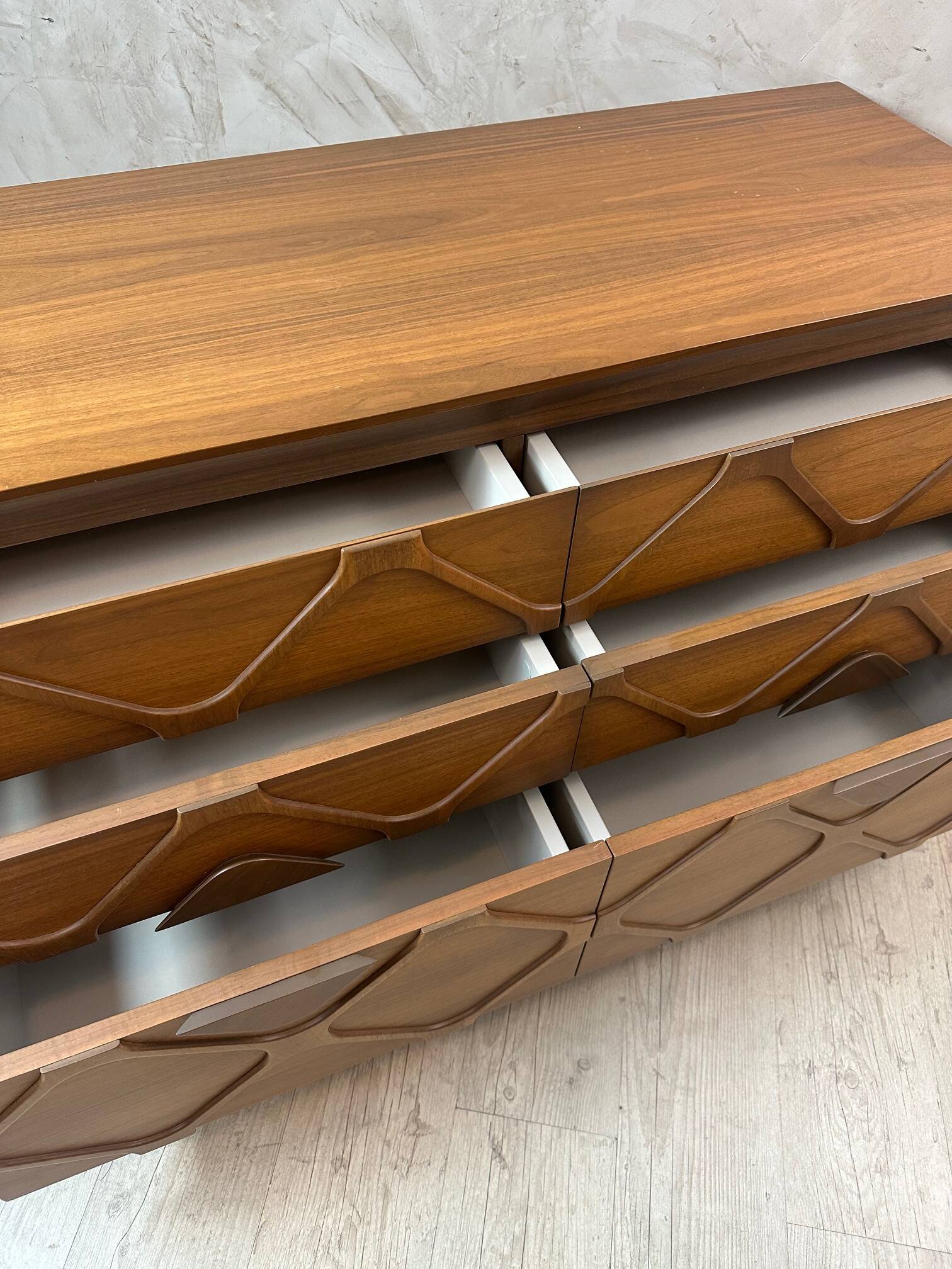 Contemporary chest of drawers