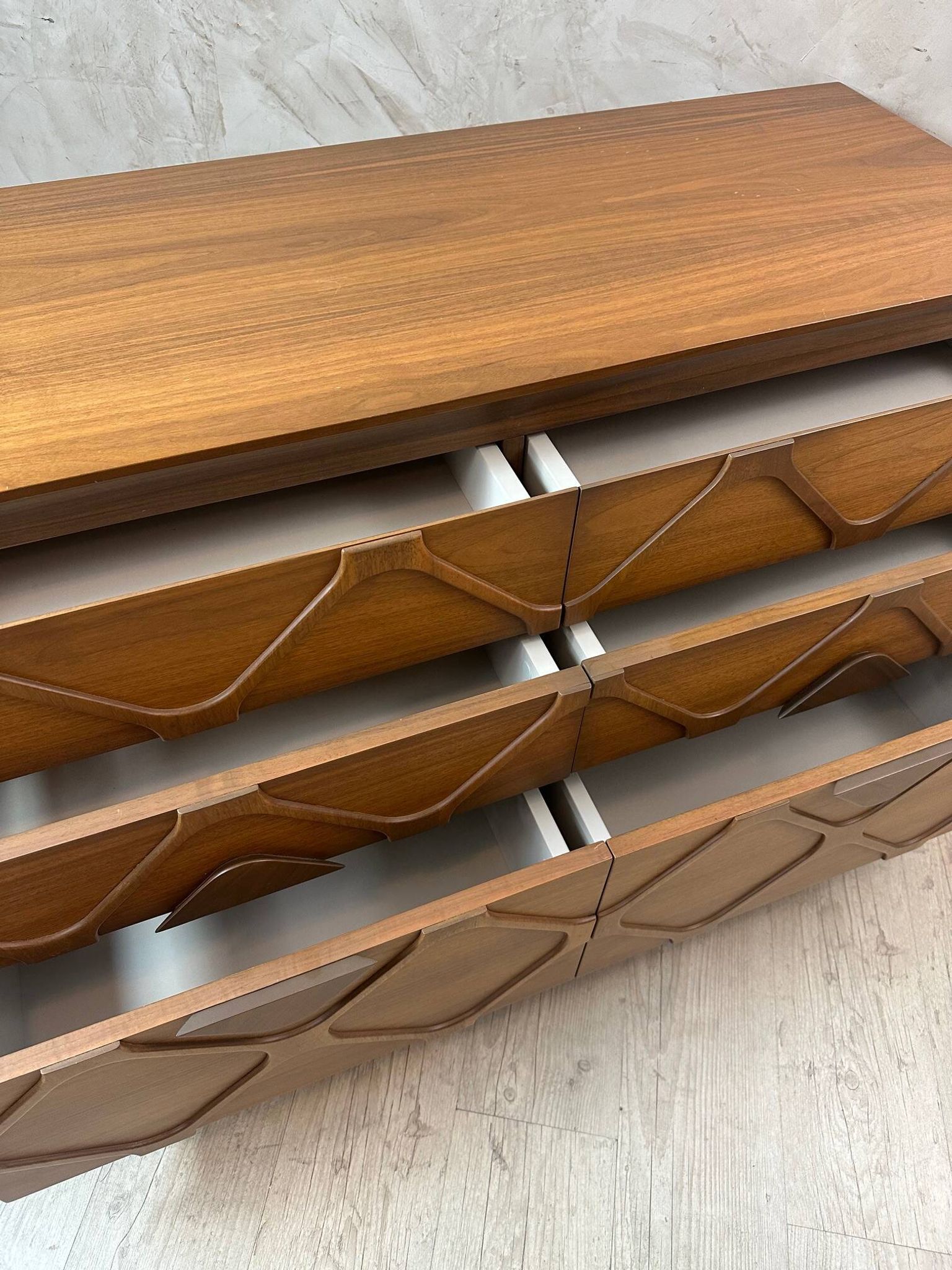 Contemporary chest of drawers