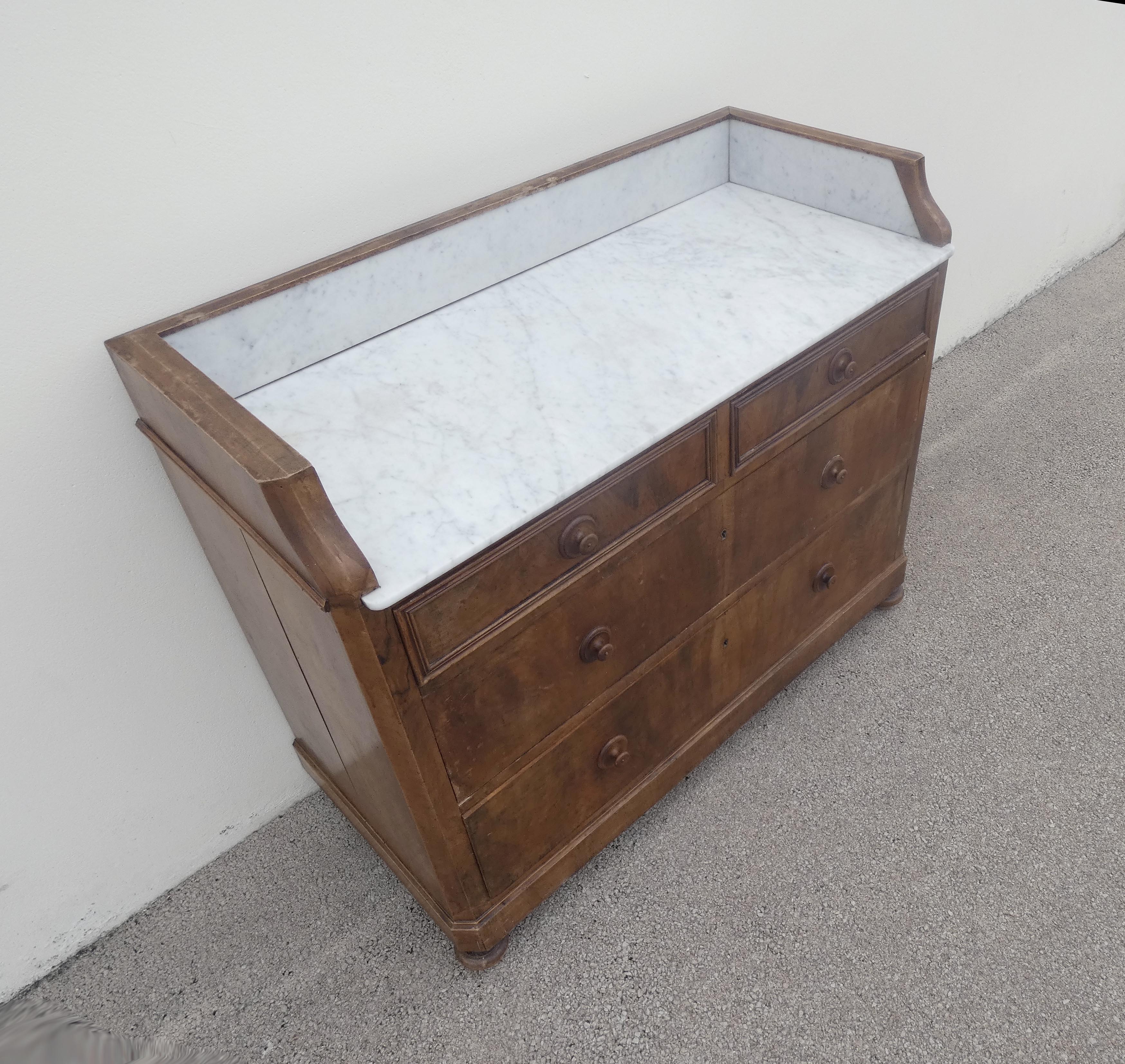 Ancienne commode en bois et marbre