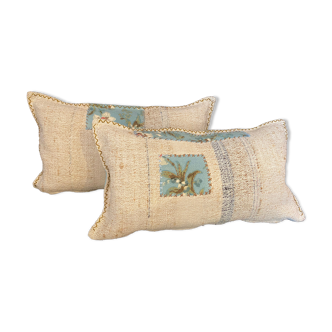 Paire de coussins en toile ancienne style kilim tissés, patchés et  brodés main, et tissu vintage