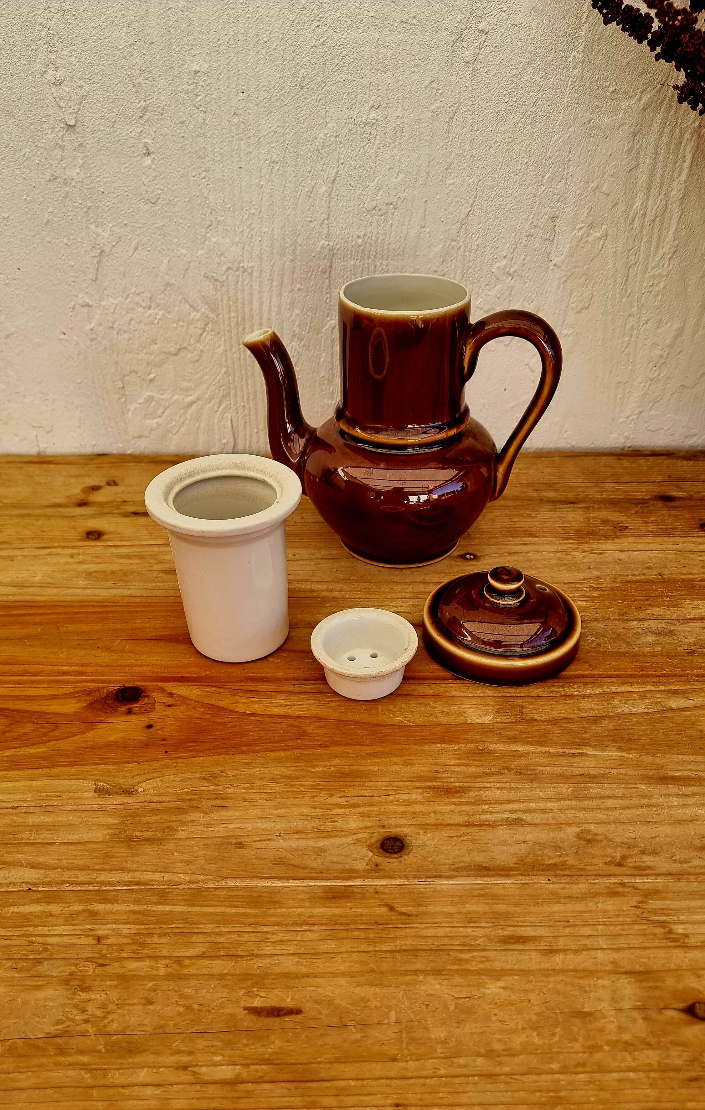 Cafetière en céramique marron vintage