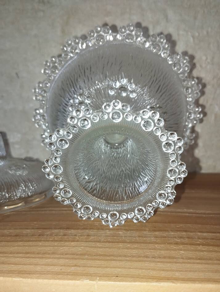 Bonbonnière sur pied en verre moulé – Décor texturé vintage