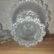 Bonbonnière sur pied en verre moulé – Décor texturé vintage