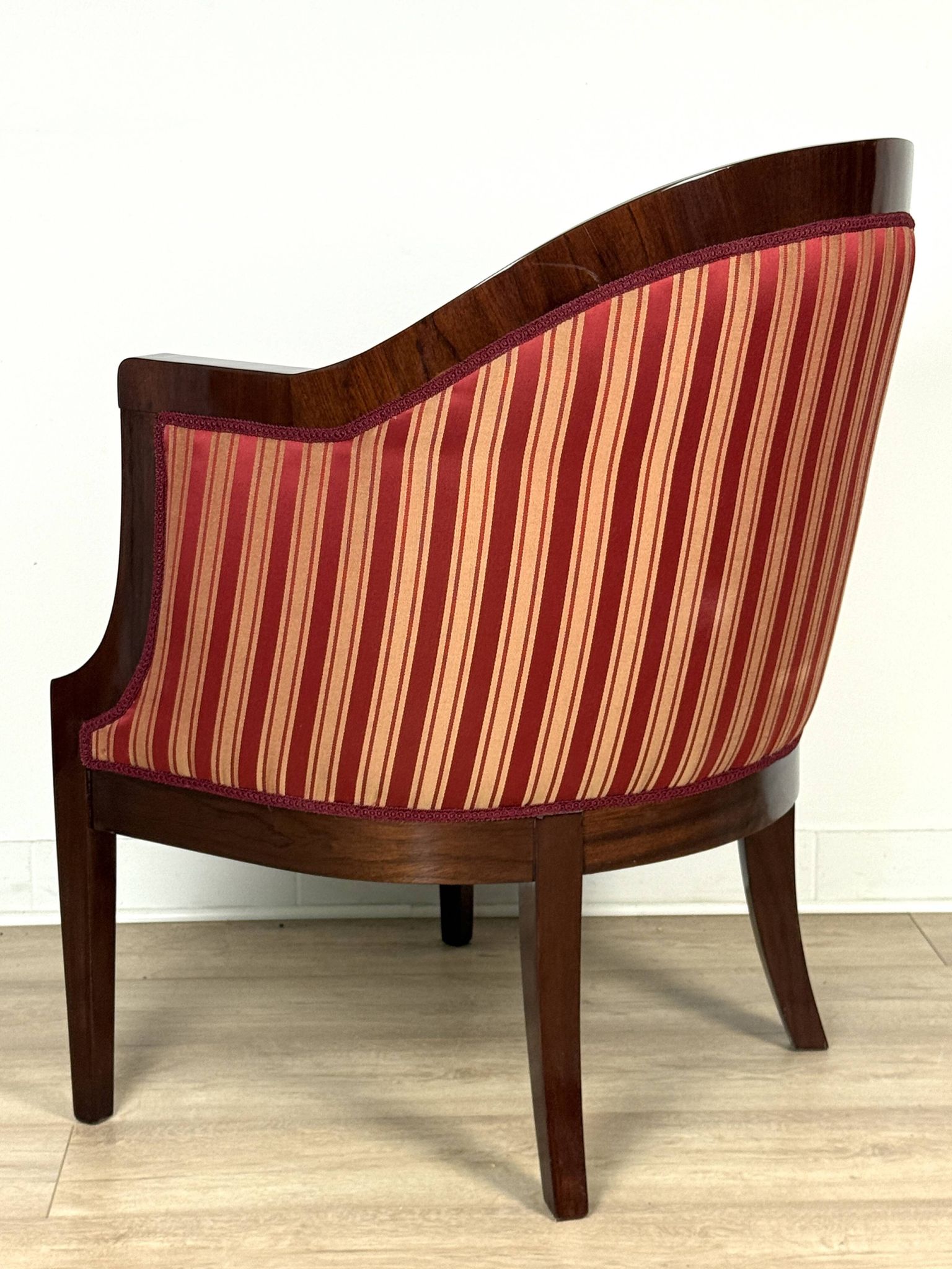 Elegant classic style armchair for the living room, walnut veneer and finished